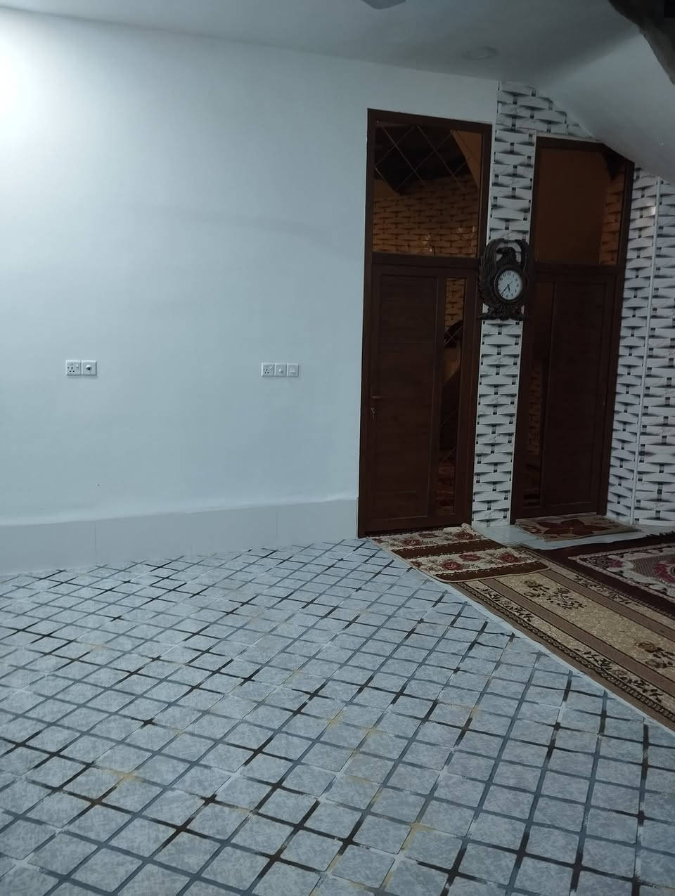 سلام عليكم دار لبيع المساحه 150 يحتوي عله غرف  مجمع صحيات صاله وستقبال المكان بكرلي قرب موقف دانه ***********
