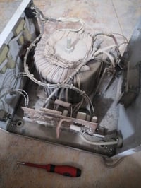 عاكس أصلي شغال ما بيشي بس نقص باتري المكان بغداد 07729520825