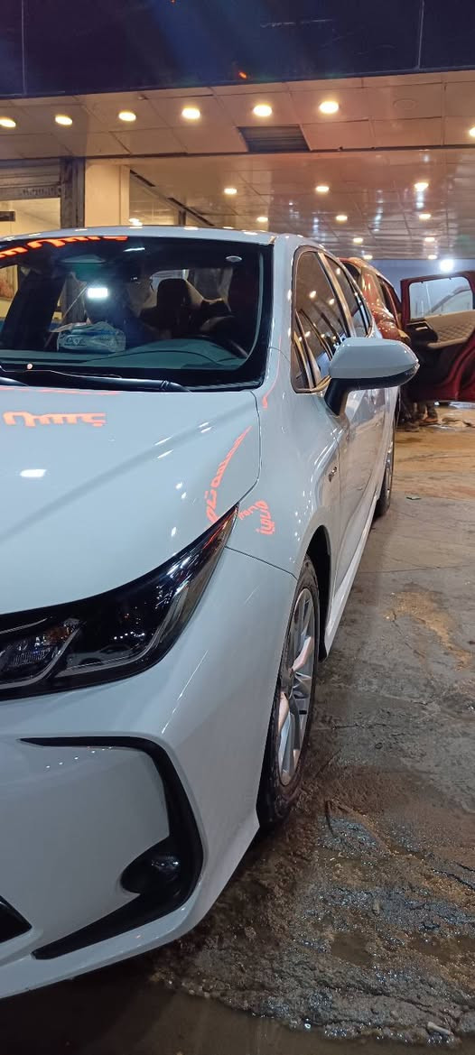 � للبيع كورلا 2025 وارد الصين 🚗
▫️ اللون: أبيض
▫️ داخل: جلد أحمر
▫️ القير: أوتوماتيك
▫️ العداد:15,000 كيلو
▫️ الحالة: نظيفة جداً

✨ المواصفات:

 • شاشة
 • كاميرا خلفية
 • تحديد مسار
 • بلوتوث + USB
 • مثبت سرعة
 • دخول ذكي
 • مرايا كهرباء
 • تكييف قوي
 • إيربگ
*السارة مازالت تحت الظمان 
🔥 المميزات:

 • السيارة ما تحتاج شي
 • مشيها ناعم
 • اقتصادية بالبنزين
 • فحص بأي مكان
* السيارة مكفولة 

💰 السعر: (158 ورقة) وبيهة مجال 
📍 الموقع: (حي الجهاد )
📞 للتواصل: (***********)
