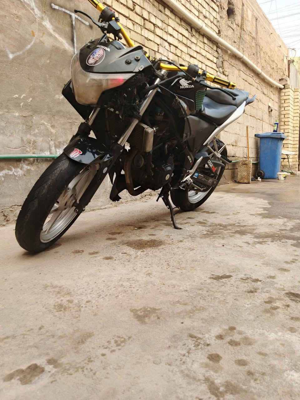 سلام عليكم دراجه لبيع وكامله من كلشي بس بيها نقص كفر وقبق مال بانزين شاهد الله دراجه نضيفه بس محتاج وراح ابيعه وصالنصه رياضي 800 وبيها مجال حك جيتك وشرياي يصل مكاني بغداد  ***********
