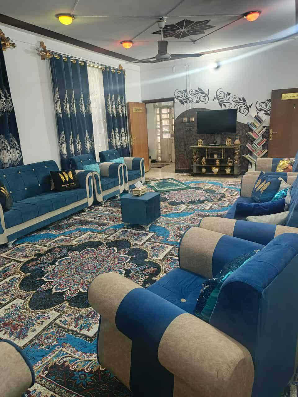 دار ٢٥٠م طابو زراعي سند ٢٥ مسجل وبي معامله تطويب وقرار محكمه البيت كونكريت مسلح سكف والارضيه صب مسلح يحتوي على غرفتين وصاله ومطبخ وستقبال وصحيات وحديقه وكراج وغرفه طابق ثاني البيت في ابو صخير نهايه شارع المحكمه بيت مرتب ونظيف والسعر مناسب السعر ٨٨وبي مجال للشراي 
اي استفسار مراجعه مكتب فاهم للعقارات ***********
