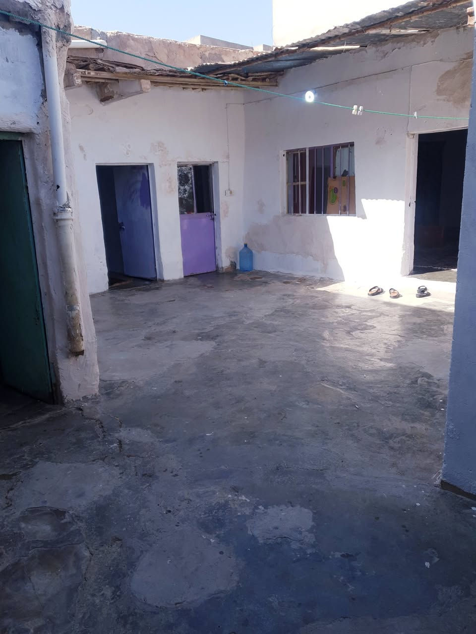 دار للبيع في منطقة العروبة 
المساحة ١٣٢ متر 
استقبال . مطبخ . غرفتين نوم . صحيات 
 للاستفسار  اتصال على الرقم ***********
