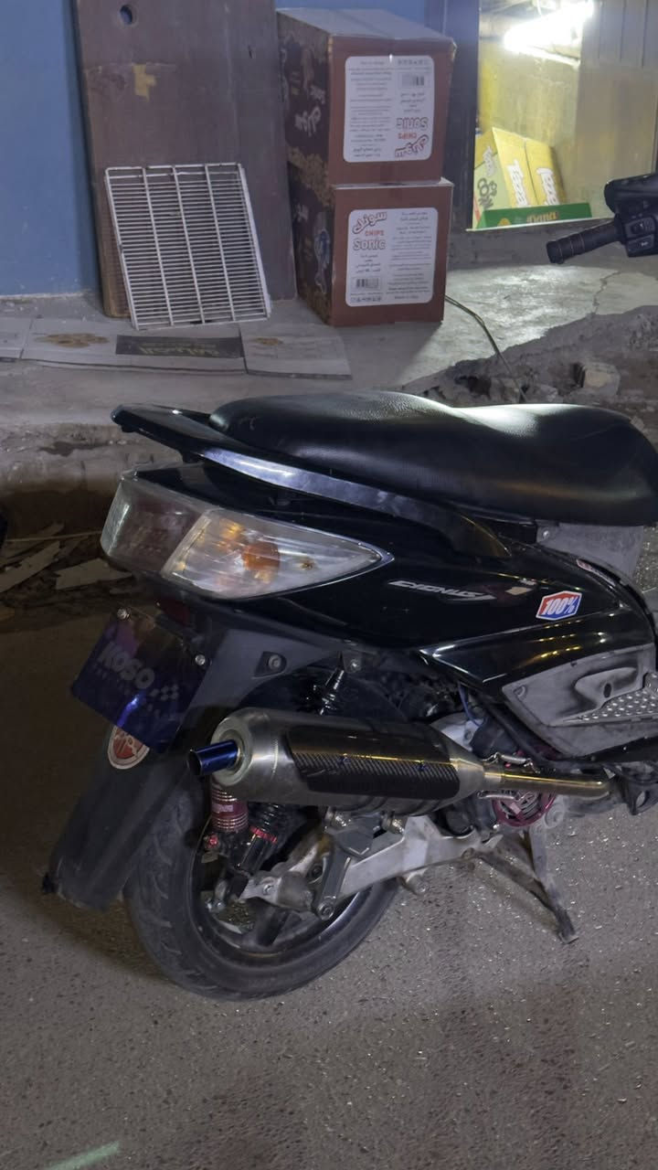 يالله السلام عليكم .. سكنس فحل للبيع مزود .. الدراجة مزودة خير من الله بيهة شلعة ومعدل تشك الكاع الدراجة بيهة مكينة رياضي بوشة ٥٩ وكور ابو الرتب كام شفت رياضي كرنك رياضي بيهة سلف رياضي اصلي توبو بيهة صدر dy اصلي فلنجة ncy اصلية وفج توكسو اصلي مال بطح بيهة قبق كلجات كوسو صالنصة رياضي ( مو الموجودة بالصورة )قبق فلاوين رياضي كرزي  قاعدة رقم توبو اصلي عضمة سكليتر كوسو كلجات رياضي اصلية جاية من الخارج بيهة الدراجة نكرة كل وقت و واضحة بالفيديو المكينة ناعمة بالنسبة لدراجة رياضي تجي تجربهة اذا ماتطير بيك لاتشتريهة الدراجة نقصهة فقط بجم غير نقص مابيهة والدراجة على ايد وحدة ومداريهة بانزين محسن ودهن كل اسبوع يتبدل اي استفسار خاص او على الرقم *********** مكاني بغداد الاعظمية انشالله ماقصر وية احد .
