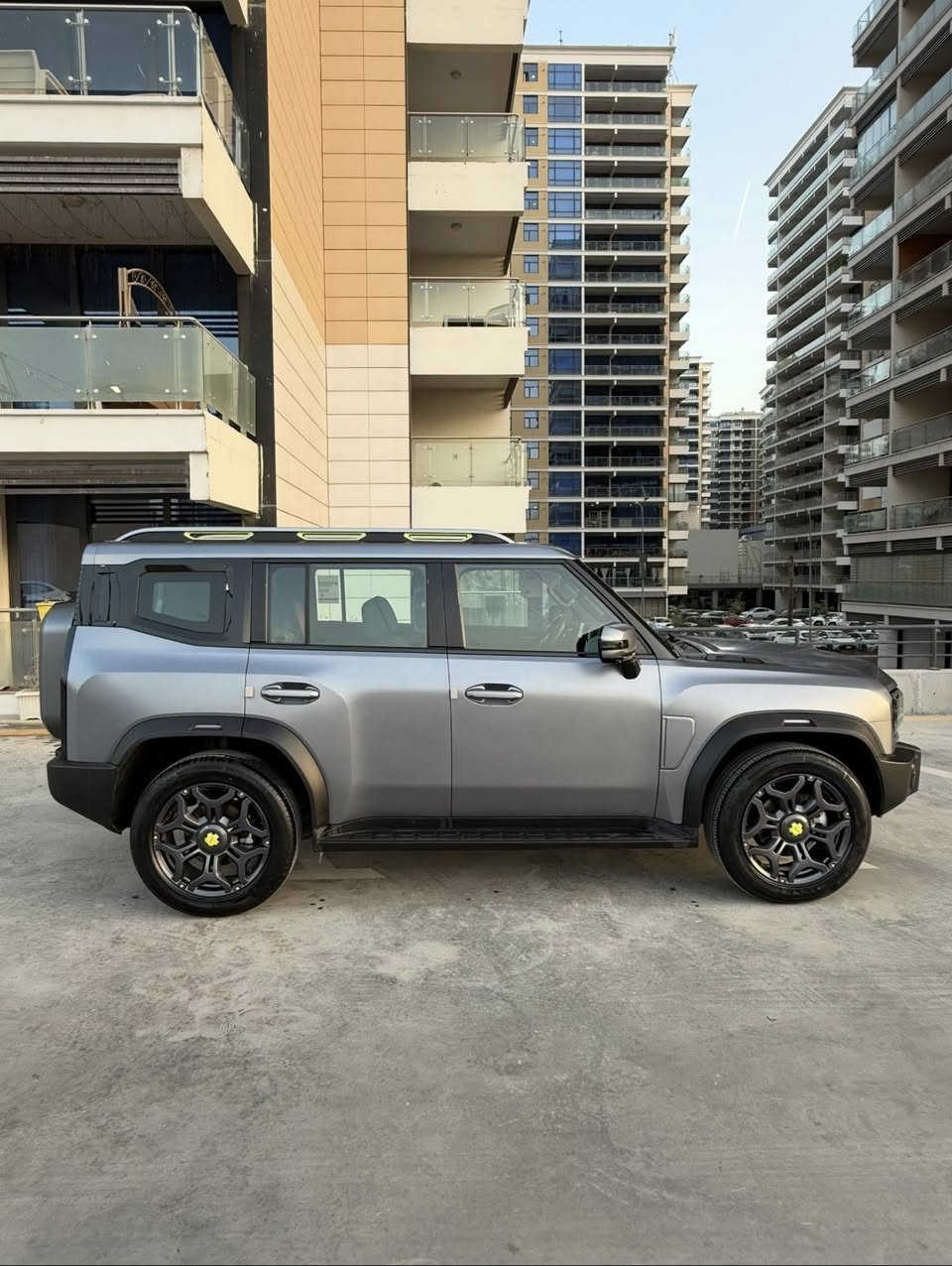 جيتور T2 2025
جيتور T2 2.0L LUXURY

الموديل: 2025 (هارلم)
العداد: 11,000 كم قابل للزيادة

اللون: السلفر (المات الطافي) المميز داخل زيتوني

المحرك: 4 أسطوانات L 2.0 تيربو 254 حصان حقن مباشر
عزم الدوران (نيوتن-م): 390
ناقل الحركة: اوتوماتيكي دبل كلاتش من 7 سرعات
نظام الدفع: نظام دفع رباعي متطور من BorgWarner

الضمان الأساسي: 6 سنوات وعداد كيلومترات مفتوح
ضمان المحرك: 10 سنوات او 1،000،000 
بعدها داخل الضمان و الصيانة كلها داخل الشركة 

المواصفات:

*فتحة سقف بانوراما 1.1م
*إطارات قياس 20 إنچ
*الصندوق شفط
*الشباك الامامي المضاء  بجيتور 
*مثبت سرعة مع رادار تفاعلي
*نظام القيادة شبه الذاتية
*نظام الكبح التلقائي في حالة الطوارئ
*نظام تحذير الاصطدام الامامي والخلفي
*كاميرات محيطية 540 درجة
*حساسات أمامية وخلفية
*نقطة عمياء
*نظام تحذير مغادرة المسار
*نظام المساعدة للبقاء في المسار
*شاشة التحكم بقياس 15.6 إنچ
*شاشة القيادة بقياس 10.25 إنچ
*نظام صوتي متطور 12 سماعة من Sony
*نظام أبل كاربلاي وأندرويد أوتو لاسلكي
*نظام اوامر و تحكم صوتي
*مقصورة الركاب من الجلد الفاخر والكنتارا
*مقعد السائق والراكب كهربائي
*مقاعد السائق والراكب مبردة
*مقاعد السائق والراكب مزود بذاكرة لحفظ 3 وضعيات الجلوس
*إنارة ترحيبية مع إنارة محيطية متعددة الالوان
*عتبات الأبواب مضيئة
*مصابيح أمامية وخلفية أوتوماتيكية LED 
*التكيف التلقائي للضوء العالي
*نظام تقليل الضجيج النشط مع زجاح مزدوج
*المرايا الجانبية قابلة للطي كهربائياً ومدفئة
*دخول ذكي و تشغيل عن بعد
*خاصية إغلاق نوافذ وفتحة السقف عن بعد
*شاحن هاتف لاسلكي سريع
*نظام تنقية الهواء PM2.5 وفلتر N95
*مسند الذراع الوسطي مع ثلاجة
*انماط قيادة متعددة للطرق الوعرة
*وسائد هوائية امامية و جانبية عدد 6
*ماسحات الزجاج الأمامي مع حساس للمطر
*دوسات جانبية
*نظام الفرامل الأوتوماتيكي Autohold
*نظام التحكم بنزول المنحدرات
*نظام المساعدة لصعود المرتفعات
*نظام مراقية ضغط الاطارات

مكان السيارة بغداد/المنصور ***********
