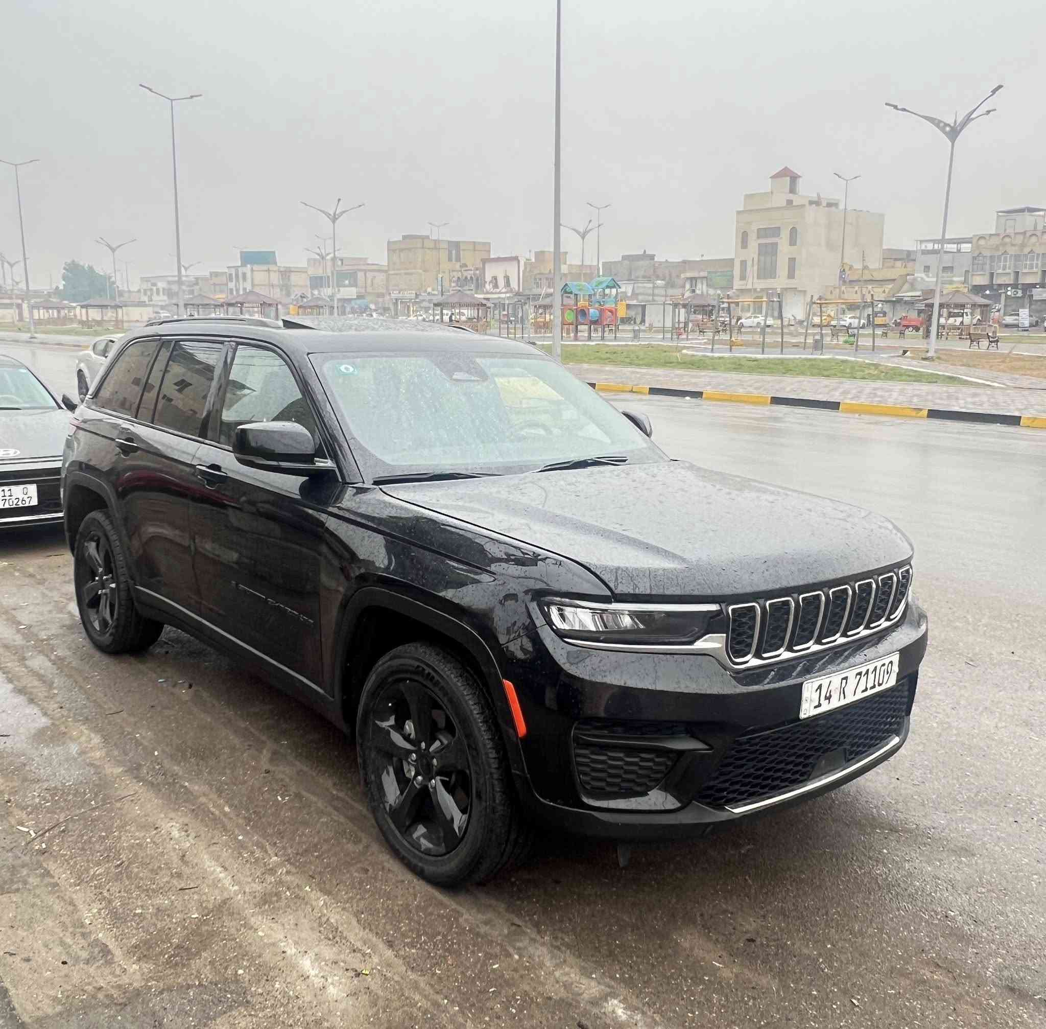 جيب گراند شيروكي 2023  5 راكب لون اسود محرك 3600
السيارة ماشية 43km فول مواصفات 
رادار امامي* نقطة عمياء *شفتات ستيرن *كشنات كنتارة وجلد *شاشة كبيرة كار بلي *شحن لاسلكي *كير طيارة *فتحة سقف سلايت
الضرر جاملغ وبنيد مثل ما موضح بالصوره مصلح وكامل  
السيارة رقمها بصرة 
رقم الشاصي /1C4RJHAG2PC647068
السعر 265$
العنوان /البصره 
الرقم/***********
