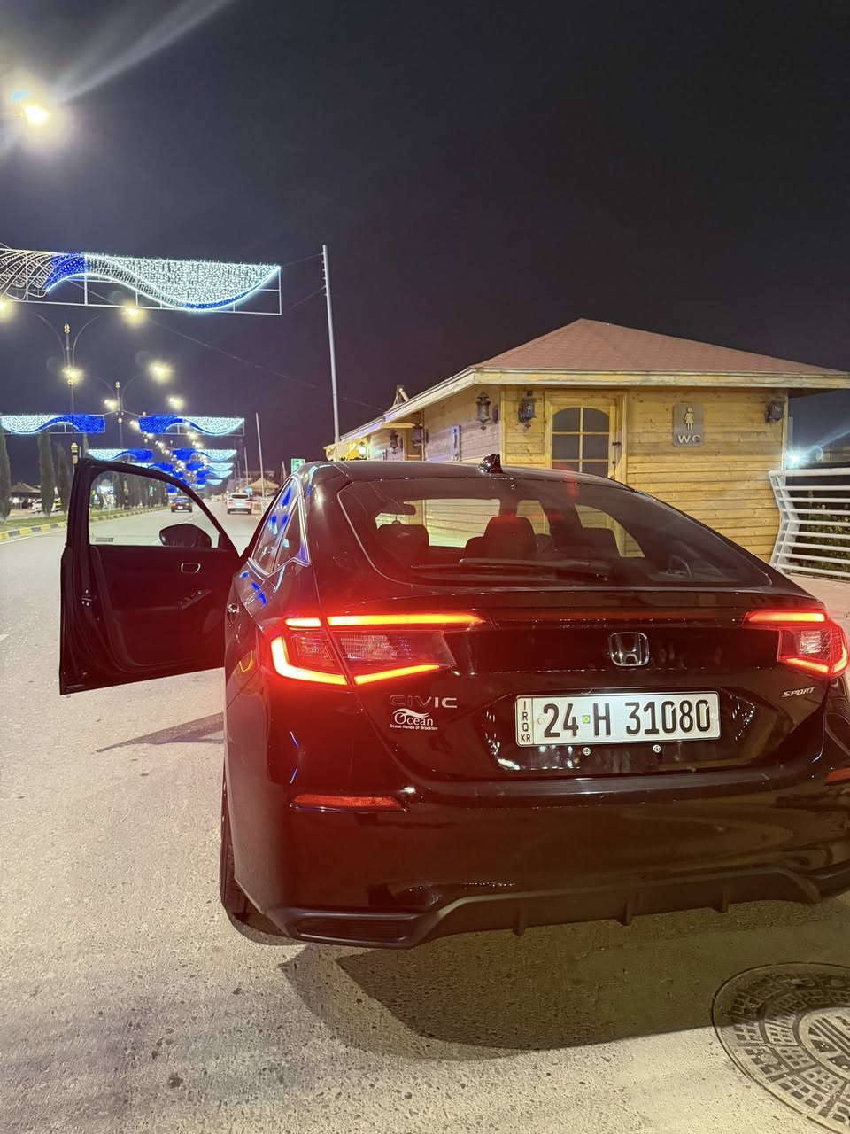 هوندا سيفيك ٢٠٢٣ ( للبيع )
‏Honda Civic

فئة Sport بتصميم Hatchback 

المحرك : 4 سلندر، سعة 2.0 لتر (تنفّس طبيعي)، يولد قوة 158 حصان وعزم دوران 187 نيوتن متر

الإضاءة: مصابيح أمامية وخلفية بالكامل LED

. أنظمة الأمان (Honda Sensing)

تأتي السيارة مزودة بحزمة أمان متطورة تشمل:

• مثبت السرعة التكيفي (Adaptive Cruise Control).

• نظام الحفاظ على المسار والتحذير من الخروج عنه.

• فرامل الطوارئ التلقائية.

• كاميرا خلفية متعددة الزوايا. 

والسياره ياباني رزانه تقرا  الف

سنويه جديده بأسمي مرقمه دهوك 

رقمي ***********

هزه جديده بشهر الواحد سويتها

ومشايه ٢٥ الف كيلو  بس يعني فول جديده

 

الضرر :

ضربتها جاملغ يمين  واليسار كما موضح بلصور

ضربتها لطيفه كلش ممتاذيه حيل

السعر. ١٣٥ وبيها مجال للطيبين

مكاني الموصل.

#معارض #للبيع #سيارات

#معارض_دهوك #معارض_اربيل #معارض_الموصل

#سيارات_للبيع

#هوندا
