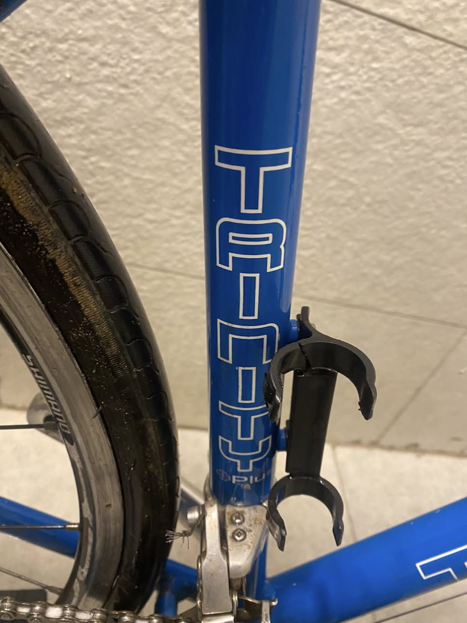 🚴‍♂️ للبيع: دراجة TRINITY Plus (إصدار DOS) 💨
المواصفات باختصار:
🔹 الهيكل: ألمنيوم خفيف جداً ومتين.
🔹 الناقل: نظام سرعات Shimano ياباني أصلي.
🔹 الويلات: طقم ويل Shimano سريع وانسيابي.
🔹 المكابح: مكابح PROMAX قوية للاستجابة السريعة.
🔹 الراحة: مقود مريح مصمم للقيادة الطويلة بدون تعب.
حالة الدراجة:
✅ نظيفة جداً وجاهزة للاستخدام الفوري. نضافه الشكل الخارجي 80‎%‎
✅ مثالية للرياضة، التوصيل، أو المشاوير اليومية.

العنوان : بغداد حي الجهاد
الرقم : ***********
