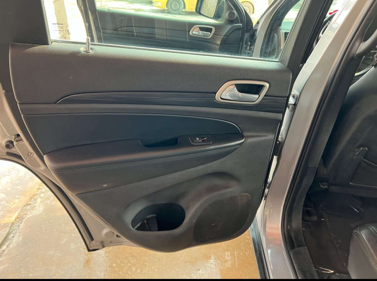 السلام عليكم

جيب كراند شيروكي 

موديل : 2019

ماشية : 33ميل

المواصفات 

بصمه 

تشغيل عن بعد

كشنات كهرباء 

كشنات جلد تدفئه 

شاشة 

كاميرا 

تحكم ستيرن جهتين 

كروز سرعة ( نظام سبورت رياضي )

نظام ايكو 

نظام اطفاء 

نظام توقف عند الاقتراب 

حساسات خلفية 

ويل كب كروم  17

بلوجكتور 

قطعتين تبريد 
 
رادار بالمري الجانبيه

الارضيه مغلفه نايلون شفاف 

الاسبير مانازل @
سستم صوت بالجنطه 

السياره على ايدي وبسمي حره 
 
الحادث جداً بسيط كما موضح بالصوره بدون تبديل ويدون اي  قطرة صبغ فقط دعاميه اماميه اني شلت القديمه وخليت جديده وموجوده القديمه عندي 

السيارة جاهزه من كلشي بدون اي نقص . 

السعر : 220$
العن

للاستفسار 

***********
***********
