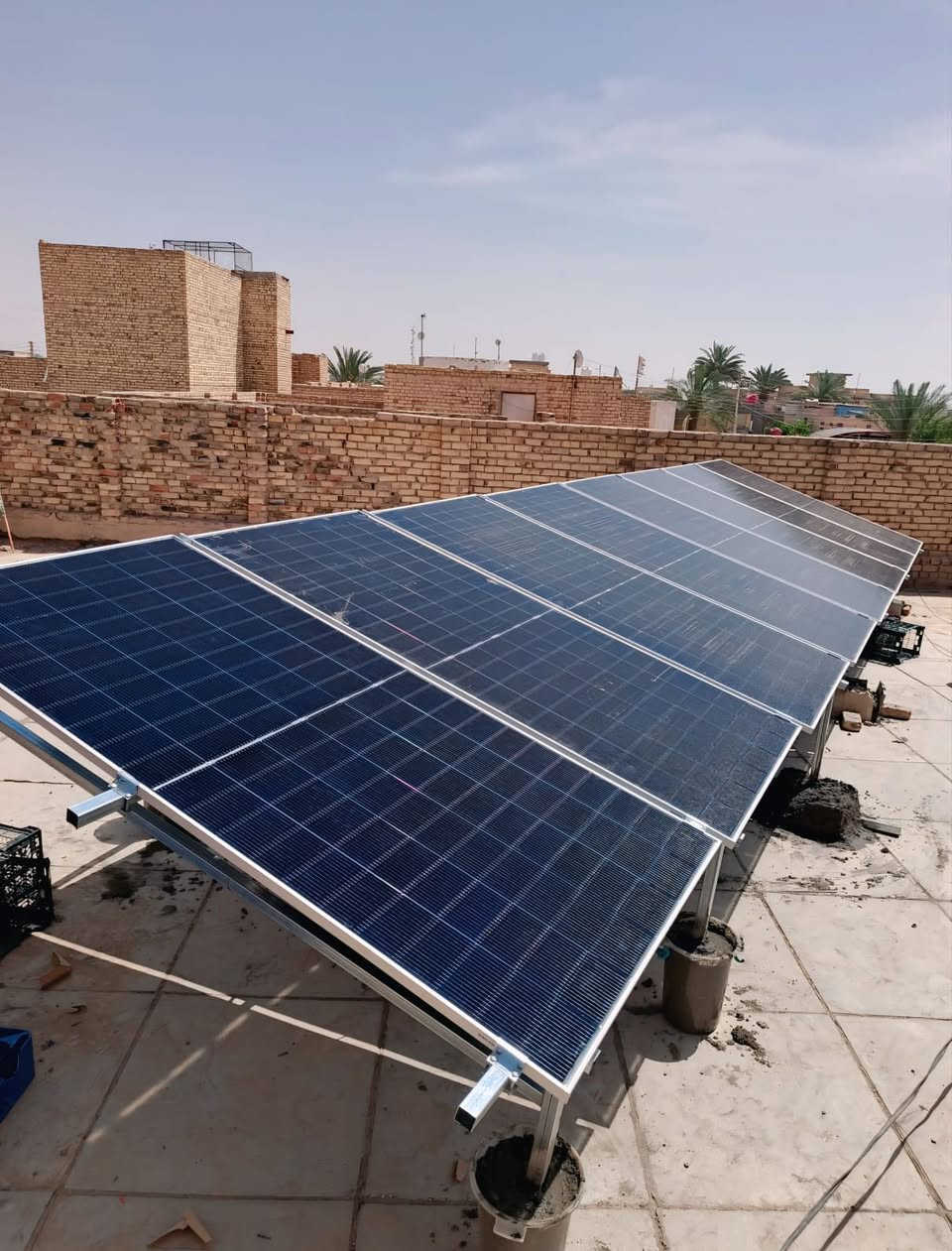هذه المرة بيت آخر في قضاء السدير يودّع انقطاع التيار الكهربائي وضعف المولدة نهائياً 🌞⚡

في منزل الأستاذ أبو عبد الله تم بعون الله نصب منظومة طاقة شمسية بقدرة 15 أمبير نهاري و10 أمبير ليلي، لتأمين تشغيل مريح ومستقر لكامل البيت.

🔹 مكونات المنظومة:

✅ انفيرتر العملاق من ماركة بور زون  
قدرة 6KW Hybrid  
ضمان سنتين

✅ بطارية ليثيوم عملاقة سعة 10KW  
تعطي تشغيل 10 أمبير لمدة 4 ساعات متواصلة ليلاً، وكلما قلّ السحب زادت ساعات التشغيل والعكس صحيح. ضمان 5 سنوات

✅ ألواح شمسية عدد 8  
سعة كل لوح 620 واط  
ضمان 15 سنة

✅ هيكل حديدي مغلون مع جوزات وبوردات حماية  
وضمان شامل على العمل والتنصيب

للاستفسار والحجز:
📞 ***********

📲 واتساب:
***********
