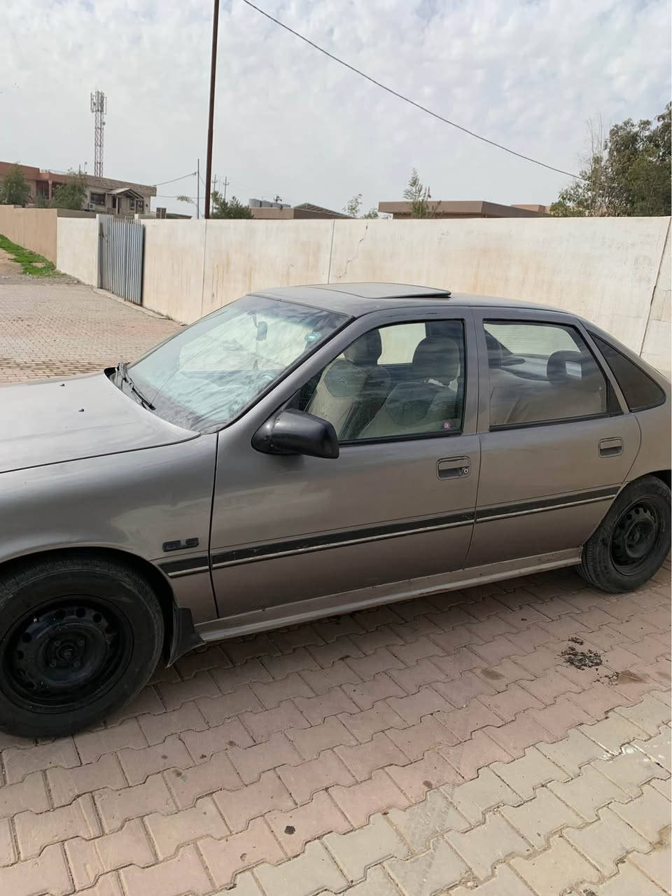 فكترا موديل ١٩٩٢.  حجم ١٨. كير اوتو ماتيك

كوبون بانزين بي  سياره جاهز كله تمام كير ومحرك وصدر  وتايرات جديد وبطاريه  شرط تحويل وغرامات

سعر ٤٢ 

مكان كركوك قضاء الدبس 

*********** كركوك, العراق
