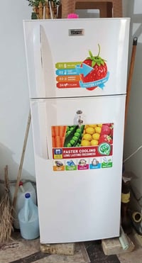 ثلاجة جديدة 10 قدم ستخدام شهر ونص بس شراي اتصل 07868386400