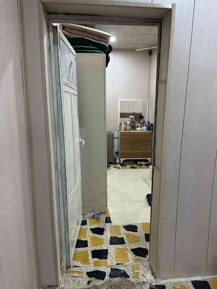 السلام عليكم بيت تجاوز للبيع الموقع حي الفرات قرب المستوصف متوفر كل الخدمات - كهرباء- وماء - وتبليط وعلى شارع العام 
السعر 13 وبي مجال 
رقم تلفون *********** رجاءً بس الشراي يتصل
