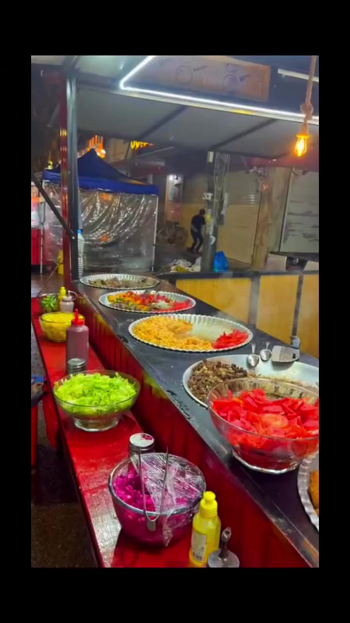 کوشکی خواردن. حازرە بوئیشکردن 
٢،٥بە ٤
٦چاوی لەفە
٥قابی خواردن گەرم کردنەوە
کامل تەئسسی کارەباو ئاو 
سنگی قاب شوردن +میزی شت ورد کردن 
کەلار
***********
