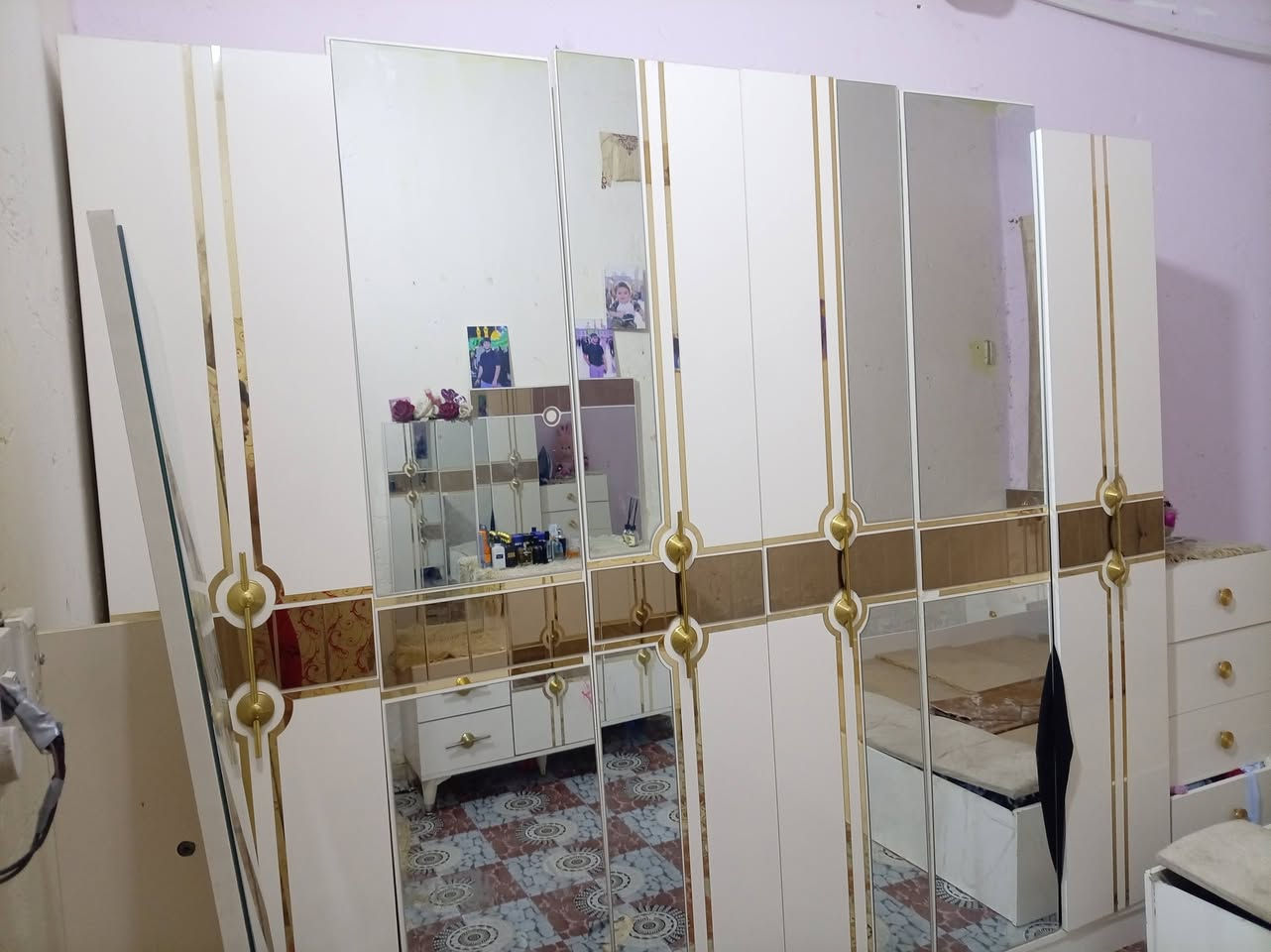السلام عليكم غرفه تركيا ٧ قطع نضيفه كلش كنتور وميز تواليت وجربايه وميوزه ٢ مال جربايه وميز جرار وزاويه مرايه موضح بالصورة السعر ٦٠٠ وبيهه مجال بسيط عنواني المعقل شراي خابرني ***********
