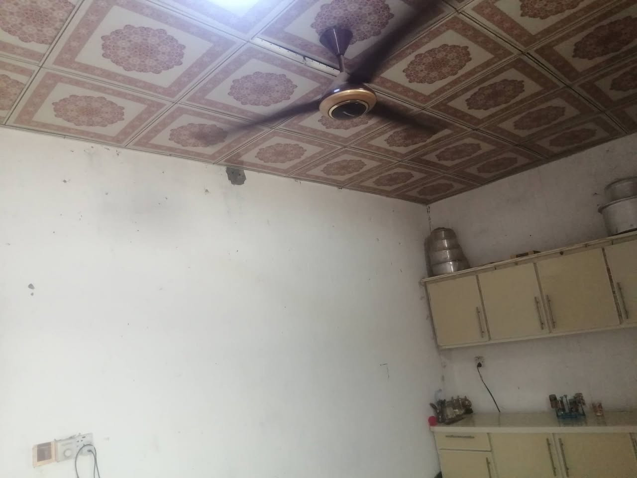بيت للبيع مساحته 100 متر بالصخيين مقابيل الطاقه
غرفه وصاله ومطبخ وصحيات ودوانيه
الاستفسار واتساب ***********
