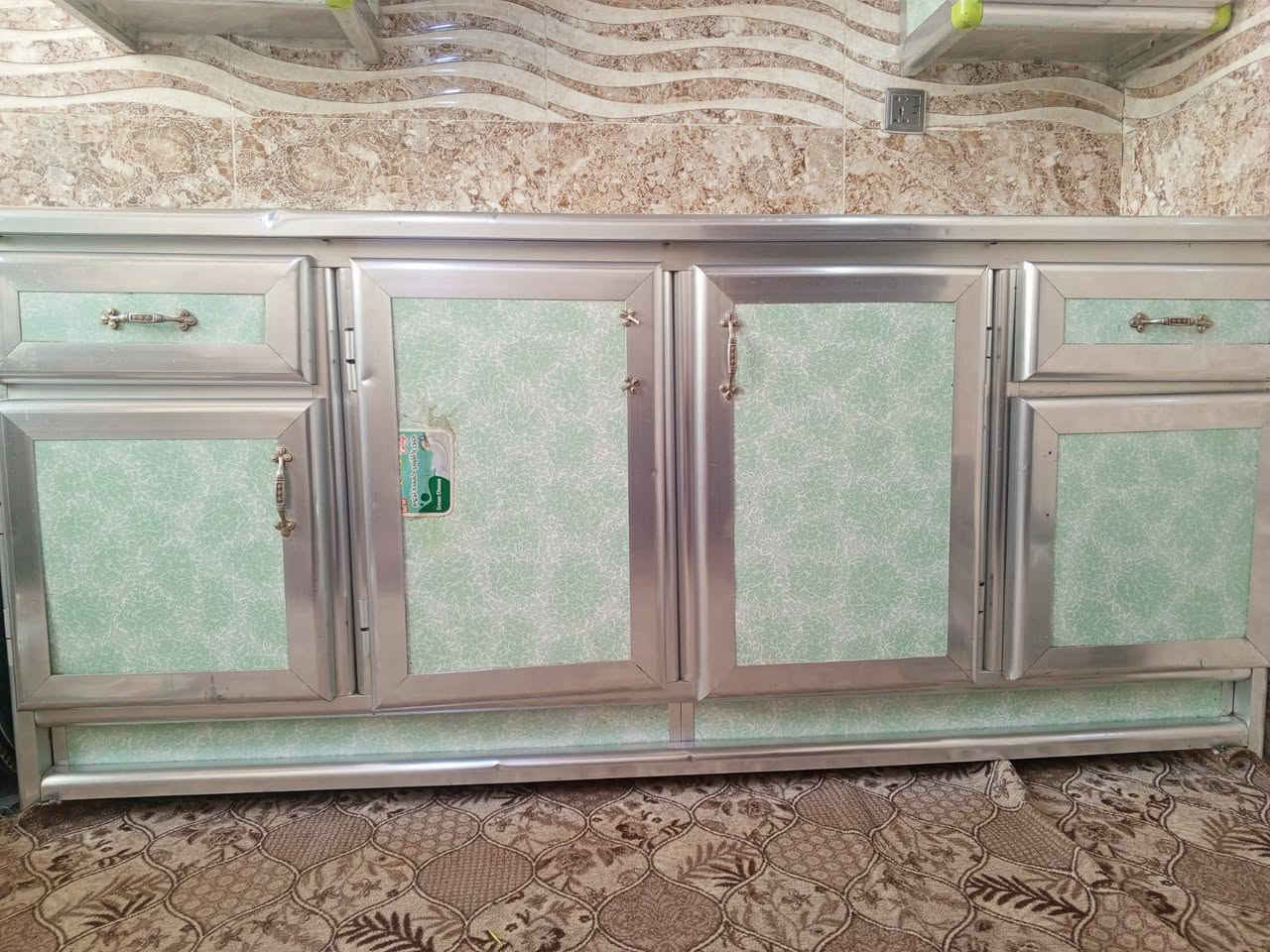 السلام عليكم كاونتر وسنك للبيع السعر 200 وبي مجال المكان حي البلديات 
للاتصال ***********
