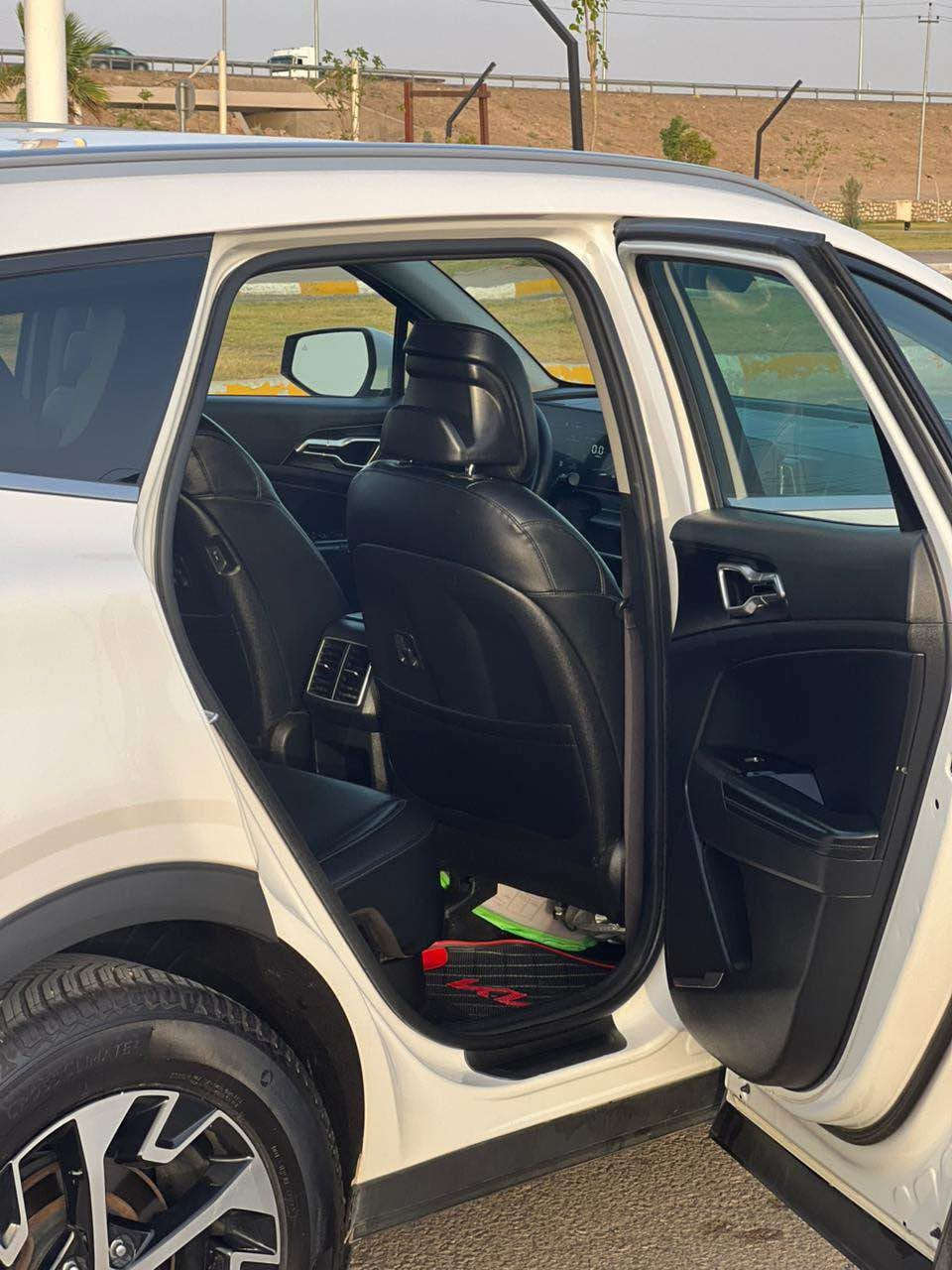 كيا سبورتاج إكس-برو (Kia Sportage X-Pro) الفئة المخصصة للطرق الوعرة،  مع وضعيات قيادة مخصصة. تميز بهيكلها الرياضي

نوع المحرك: 4 أسطوانات سعة 1600 لتر (توين تيربو ).القوة: 187 حصاناً. عزم الدوران: 243 نيوتن متر 

ناقل الحركة: أوتوماتيكي من 8 سرعات.

نظام الدفع: دفع رباعي قياسي (AWD) مع نظام قفل 

عجلات رياضية (ويل)  قياس 17 بوصة.

مصابيح أمامية وخلفية مميزة بتقنية LED.

نظام تعليق مرتفع ومعزز لتحمل الطرق الوعرة والغير معبدة.

مقاعد من الجلد الصناعي الفاخر مع إمكانية التدفئة والتهوية.

مقاعد أمامية قابلة للتعديل كهربائياً مع دعم للقطنية.

شاشات عرض مزدوجة متصلة (لوحة العدادات ونظام الترفيه).

دعم كامل لتطبيقات الهاتف الذكي عبر أبل كاربلاي (Apple CarPlay) وأندرويد أوتو (Android Auto).

شحن لاسلكي للهواتف ونظام صوتي فاخر (مثل Harman Kardon).

نظام إضاءة محيطية ونظام تكييف هواء أوتوماتيكي ثنائي المناطق. 

كاميرات محيطية بزاوية 360 درجة لسهولة الركن والمناورة.

نظام التحذير من النقطة العمياء وتجنب الاصطدام الخلفي.

مساعد البقاء في المسار ونظام تثبيت السرعة التكيفي.

نظام الفرملة التلقائية في حالات الطوارئ مع 

كيا سبورتاج إكس-برو (Kia Sportage X-Pro) الفئة المخصصة للطرق الوعرة،  مع وضعيات قيادة مخصصة. تميز بهيكلها الرياضي*********** اومراوس بكورلاشرط هايبرد السعر190وبيها مجال

كيا سبورتاج إكس-برو (Kia Sportage X-Pro) الفئة المخصصة للطرق الوعرة،  مع وضعيات قيادة مخصصة. تميز بهيكلها الرياضي الفلوجة, الأنبار
