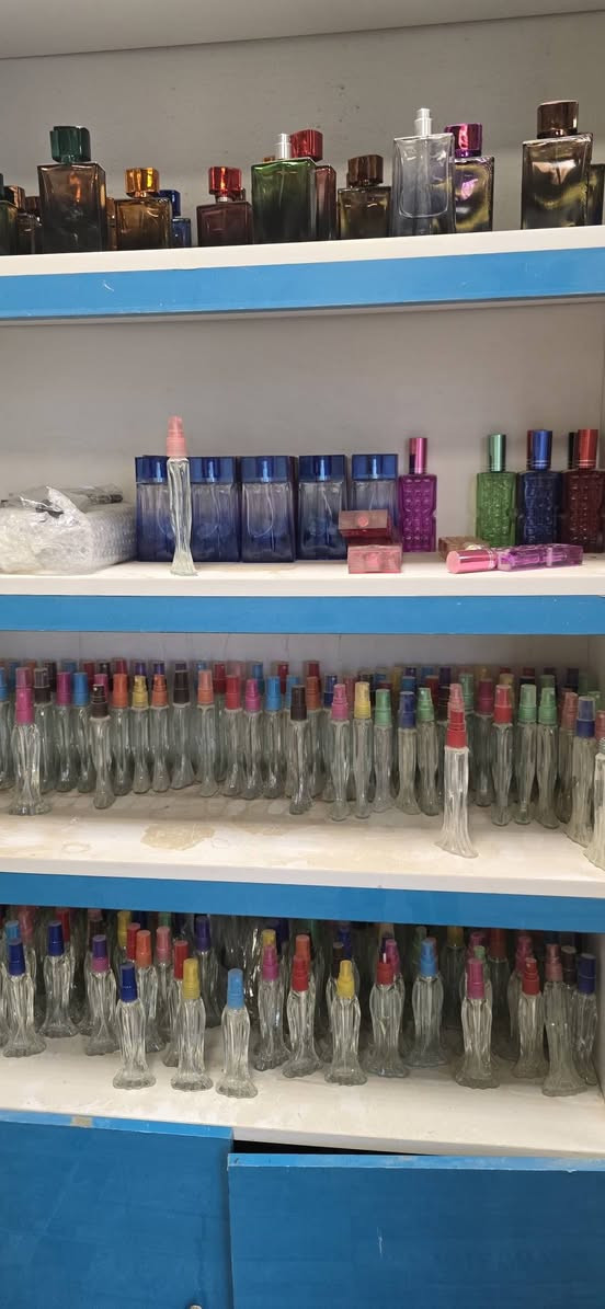 فاترينات للبيع سعر الفاترينة  75 شغل درجة اوله + شيشه عطور المكان بغداد مدينة الصدر ***********
