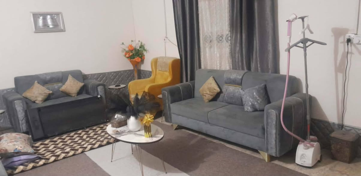 السلام عليكم 
بيت للبيع بلدية معاملة كاملة واصلة للتثمين 
مساحة 200 
العنوان شارع 80 حي العسكري قرب مخبز مهند
100 بناء و100 حديقة 
تحتوي على استقبال وهول وغرفة ومطبخ وصحيات وغرفة ثانية ساندويج
السعر 55 وبي مجال 
للاستفسار اكثر مراسلة الصفحة


**إذا كنت صاحب هذا الإعلان وتريد حذفه لأي سبب، رجاءا أرسل رسالة إلى الدعم الفني**