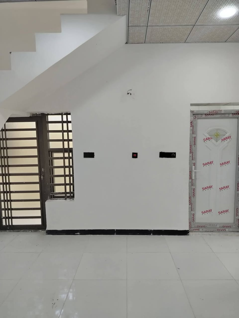 دار للبيع مساحه 100متر طابو زراعي سند 25 فول بناء
الدار موقعه جدآ ممتاز خامس دار عن الشارع الرئيسي شارع المطار القديم وعرض الفرع 10 متر وكافه الخدمات متوفره 

اساس صب بناء طابوك جمهوري سقف صب 
يحتوي الدار على 
غرفه وصاله ومطبخ واستقبال مغاسل داخليه و خارجيه 

الموقع الكوفه البراكيه شارع المطار القديم مقابيل صيدليه صفاء عبد الرضا 
السعر تم التخفيض من 47وبي مجال إلى 43 وبي مجال 
للتواصل الاتصال على الرقم *********** أو مراسلة الصفحه واتساب متوفر مكتب الياسري للعقار والمقاولات
