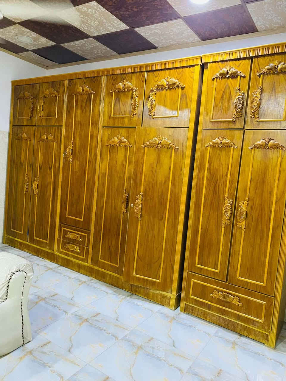 السلام عليكم غرفه نوم خشب عراقي للبيع  اخذتها فصال السعر  ٨٥٠ الف ومجال  عنوان موصل جانب الايسر للاستفسار الاتصال ***********
