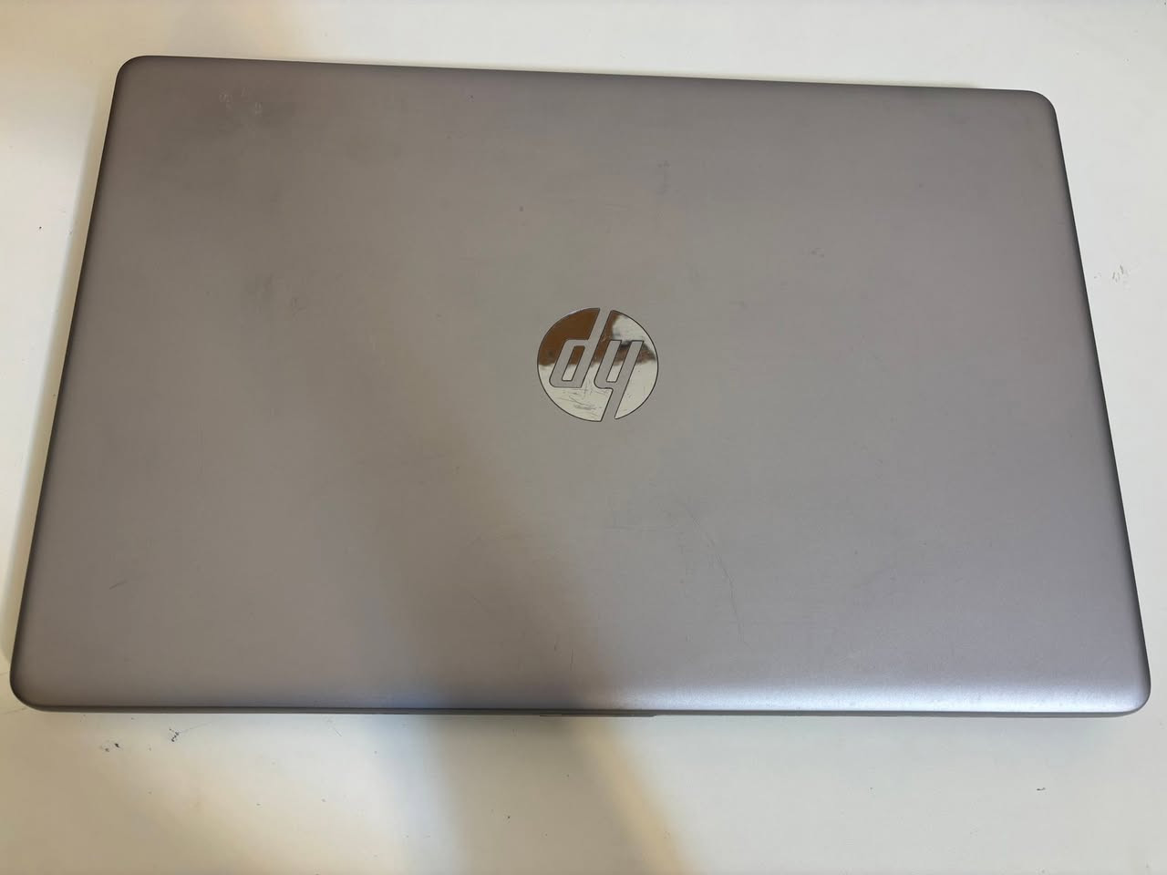 السلام عليكم ،لاب توب للبيع ، المواصفات التقنية:
المعالج: Intel Core i5-10210U (جيل عاشر سريع وموفر للطاقة).
الذاكرة العشوائية (RAM): 8 جيجابايت.
التخزين: 256 جيجابايت SSD (لسرعة فائقة في التشغيل).
كارت الشاشة: مزدوج (Intel + AMD Radeon 2GB) لدعم مهام الجرافيك الخفيفة.
نظام التشغيل: Windows 11 Pro.
مميزات إضافية:
فترة الاستخدام: 4 أشهر فقط وبطريقة خفيفة جداً.
الحالة الخارجية: نظيف جداً، لا توجد خدوش أو أثر للاستخدام.
مناسب جداً للطلبة والأعمال المكتبية.
السعر المطلوب 380 دينار (قابل للتفاوض


**إذا كنت صاحب هذا الإعلان وتريد حذفه لأي سبب، رجاءا أرسل رسالة إلى الدعم الفني**