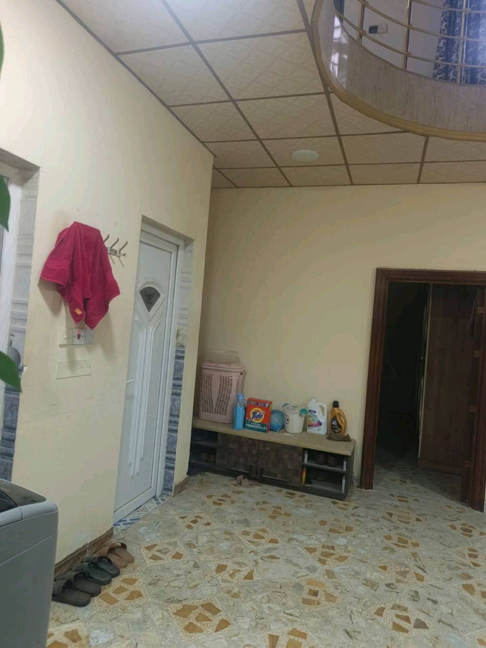 سلام عليكم 
دار للبيع
مساحة 200م
10×20
طابقين 4 غرف نوم صحيات 2 شقوف ثانوية طابقين 
ابواب قاصة 
الارضيات كاشي كل البيت 
المجاري منهول سبتتنك
الاناره بوري دفن قابله للتبديل 
الشبابيك بلاستك وكتائب حديد 
كراج وحديقة 
ممرات خارجية خلف البيت 
السطح شتايكر 