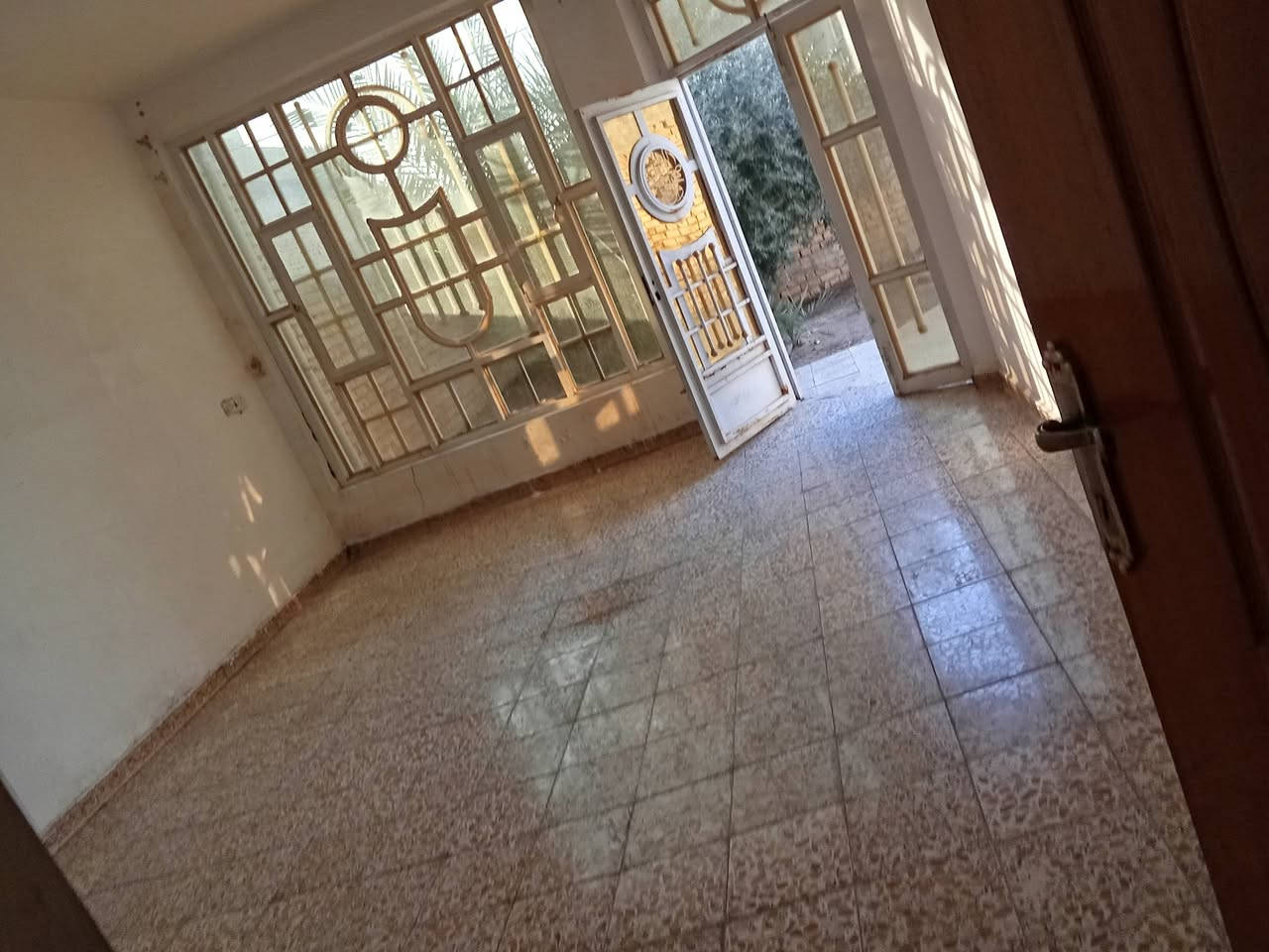 الدار للبيع/  250 متر مربع طابق واحد جاهز للسكن
غرفتين نوم وصاله ومطبخ وحمام عدد 3// طابو صرف
العنوان كوت حي الجامعه الاولى خلف المستشفى التركي 
قرب مجمع الرواد السكني// للاستفسار الاتصال على الرقم 
*********** موجود واتساب أو ماسنجر
