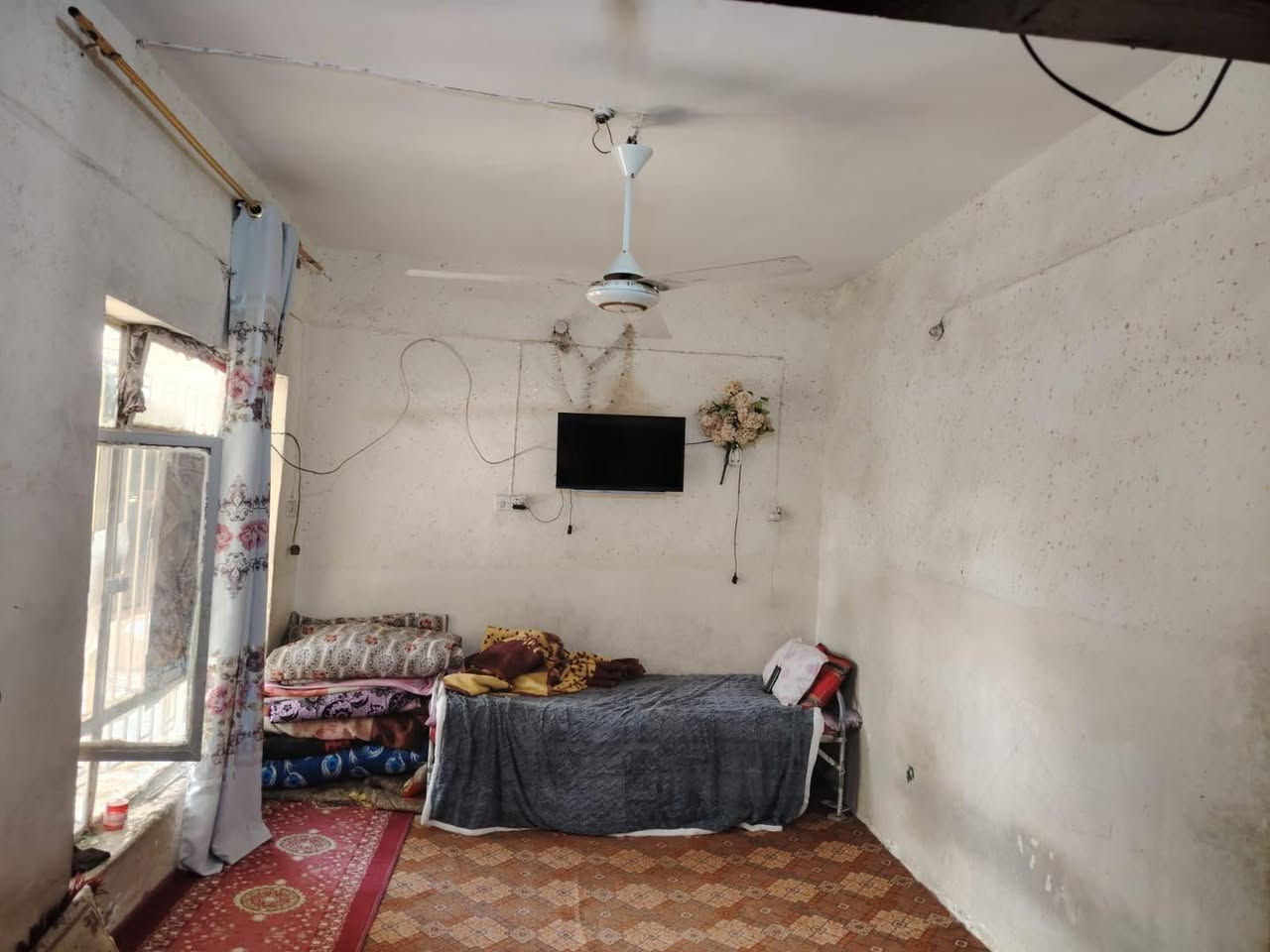 � من قسم عقارات مكتب أساس

🔥 بيت للبيع – موقع مميز ومساحة كبيرة 🔥

بيت سكني مرتب يصلح للسكن العائلي وبمواصفات ممتازة 👌

🔹 5 غرف
▪️ 3 غرف بالطابق الأول
▪️ غرفتين بالطابق الثاني
🔹 استقبال + هول
🔹 مطبخ
🔹 حمام
🔹 طارمة

📐 المساحة: 230 م²
📏 الواجهة: 11.5 م
📏 النزال: 20 م

📍 الموقع: العسكري الأول – قرب جامع الجوادين

📞 للاستفسار والمعاينة:
☎️ ***********
☎️ ***********
