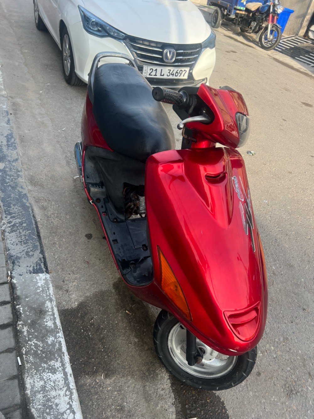 فراشة نثية الدراجة كاملة اي نقص مابيها مكينتها بلادية ما مفتوحة كهربائيات كلها شغالة من الطول للطول مكينتها خرسة معدل حلو كاملة من كلشي سعرها 450  مكاني بــ دور الشرطة ***********