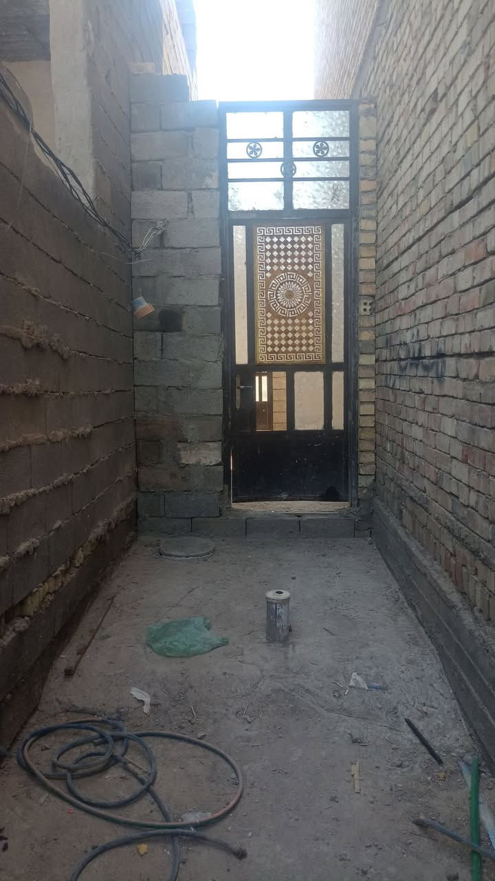 سلام عليكم
بيت معسكر خوان
موقعه جدا راقي قرب صوره الأمام علي 
شارع مو فرع عريض وتبليط 
المنقطه الي عبالك مو زراعي طابو نضاميه وحلوه 
البيت 81 متر بناء جديد مجاري جديده عالي عن الشارع
والطربه انصه من البيت وشغل مرتب 
وخارطه نفه والفيديو بي توضيح 
بيت يرادله صب سقف 
وتبقه الشغلات الخفيفه كهرباء وصحياات 
وبياض هذن الشغلات يكمل فلس ونص 
بيت حلو وكال عائله مرتبه وتربه على ذوقه 
التواصل على ارقام 
اني صاحب البيت مودلال  ويقطك 
لا عمي اني صاحب البيت والسعر 
والتفاصيل الرقام التاليه
***********
***********
