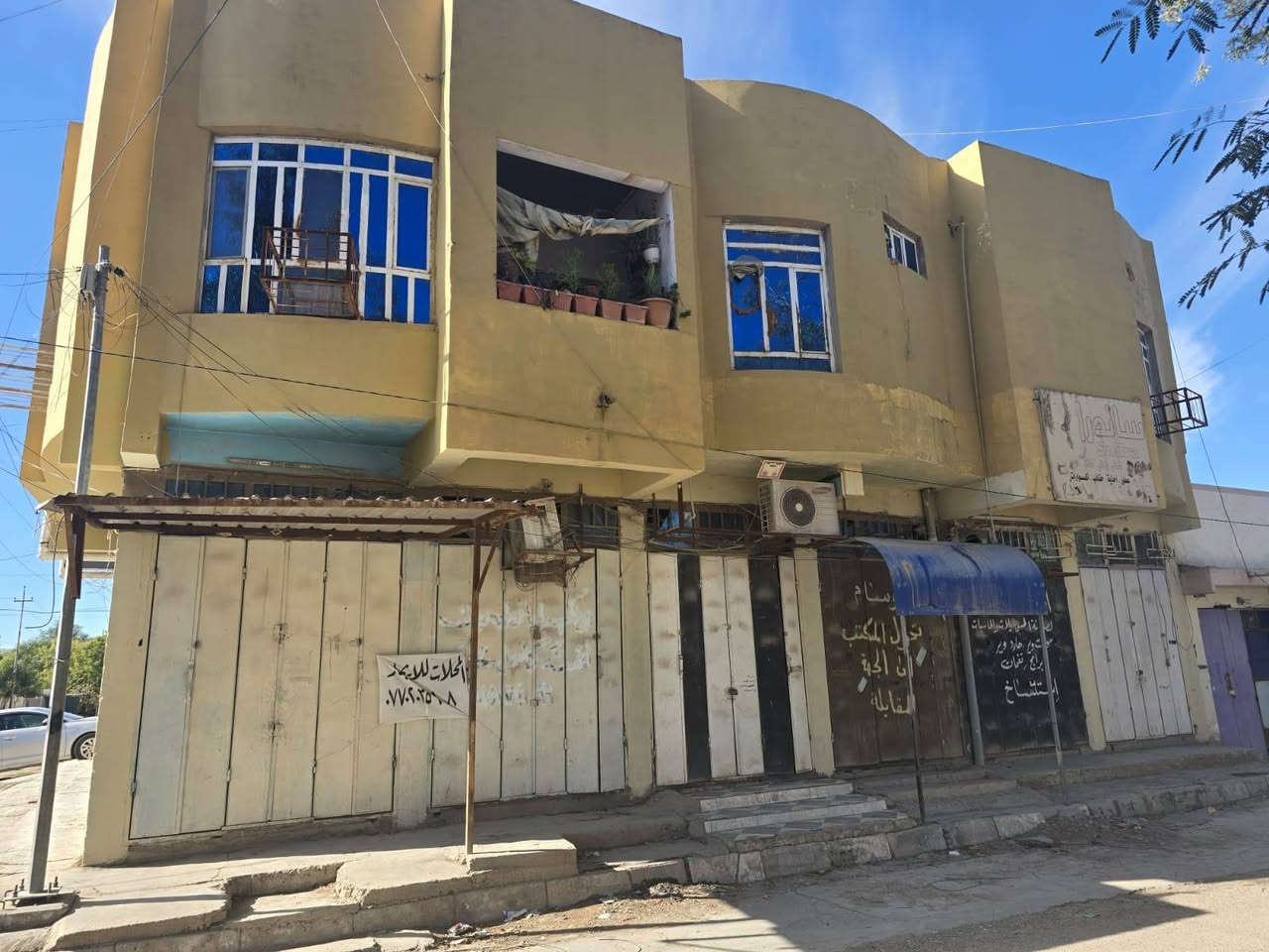 عمارة تجارية للبيع🏠في حي البشامان مع  🏠 على شارع تجاري المساحة الكلية 200 متر 
قرب جنت الاعناب 
4 شقق مع 6 حملات تجارية الورد الشهري 2مليون دينار 
السعر من خير 600 مليون 
.للاستفسار يرجي الاتصال على الرقم المكتب الخاص *********** مكتب 🏢وطن للعقار@
