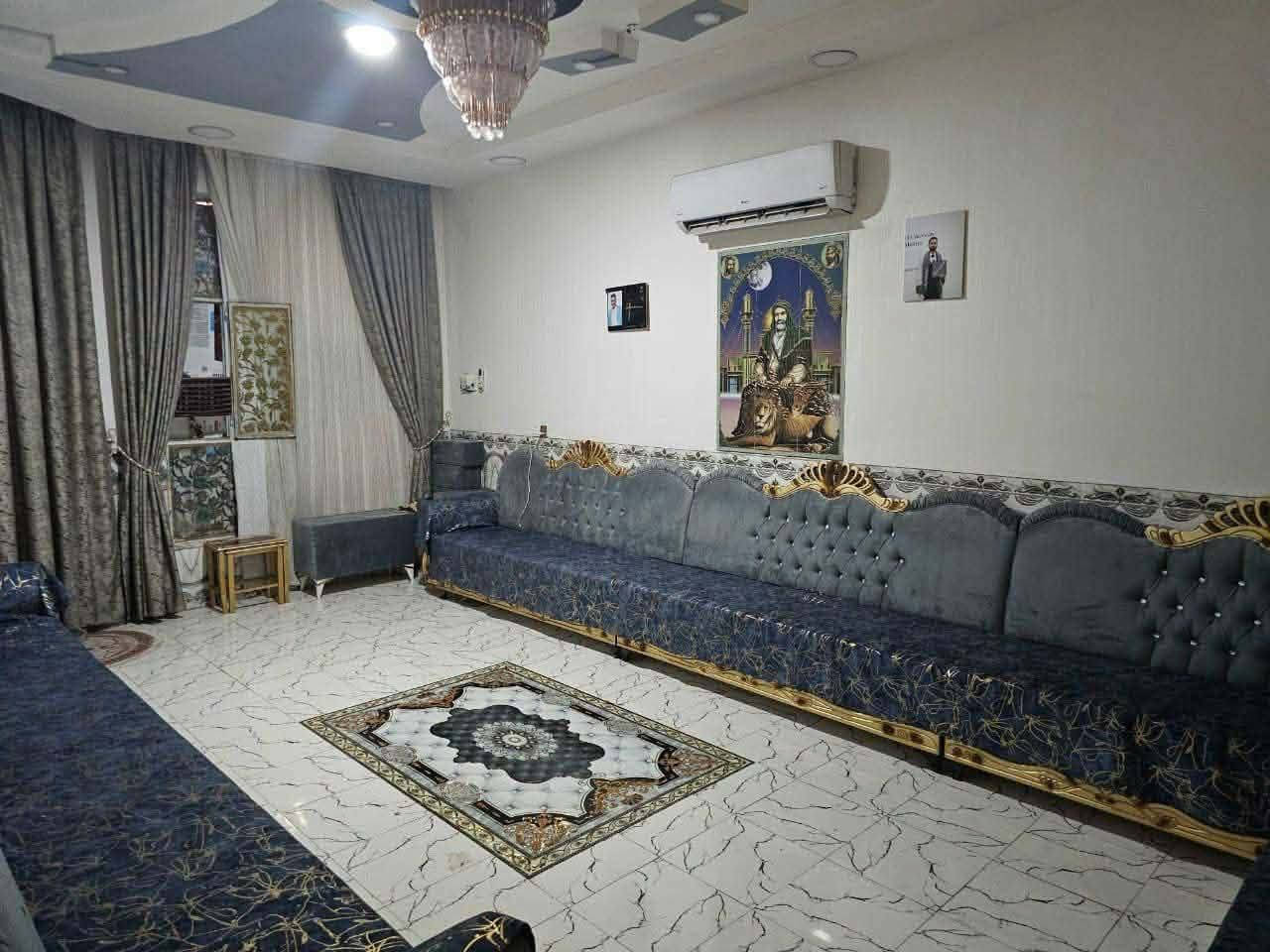 دار للبيع  أو مراوس في الحلة (أبو عجاج)
المساحة: 250 متر (زراعي سند 25)
الموقع: حي الجزائر، قرب المحكمة الجديدة، أول فرع بالمنطقة (يبعد 100م عن الشارع).
الخدمات: ماء، كهرباء، مولد ذهبي.
التفاصيل: طابق واحد (غرفتين، هول، صالة، مطبخ، مدخل، صحيات داخلية وخارجية).
***********
