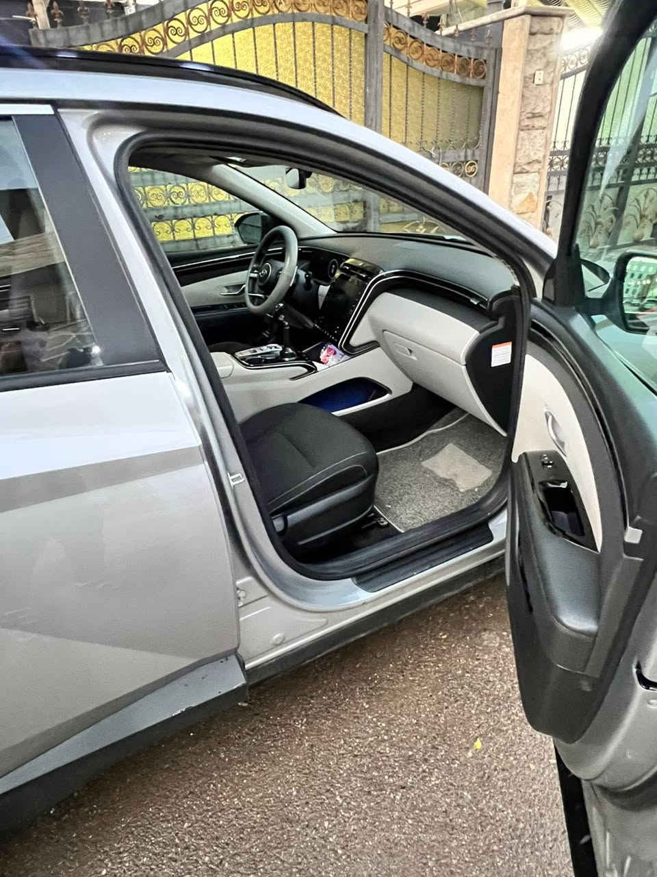 توسان 2022 أمريكي
محرك 1600 توربو هايبرد 
كشنات تدفئة 
شاشة دجتل 
صندوق كهرباء 
كراسي كهرباء 
كاميرا خلفيه 
ويل 19 
سيارة ناعمه وحلوه واقتصادية 
حادث فقط مبدل صندوق باقي كله كفاله لغود شواصي كله كفاله ماشية 50 الف كيلو وليس ميل 

باسمي تحويل ثاني يوم 
*********** 
السيدية
