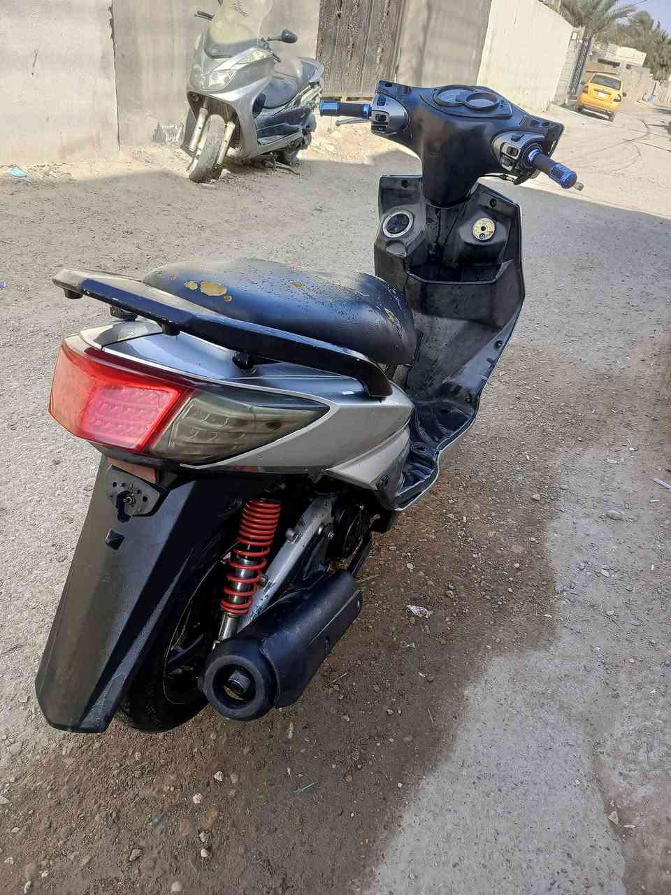 سلام عليكم دراجه سكنس فحل كابريتر دراجه اي نقص مابيه من عده تريشه وحده الدراجه مجفته تجفيت جديد وبلادي كلشي شغال بيها شوفت عينك الدراجه بيها شلعه ومعدل كلش حلو مكاني بغداد جسر ديالى القديم سعرها 600 وبيها مجال حك الجيه 
***********
