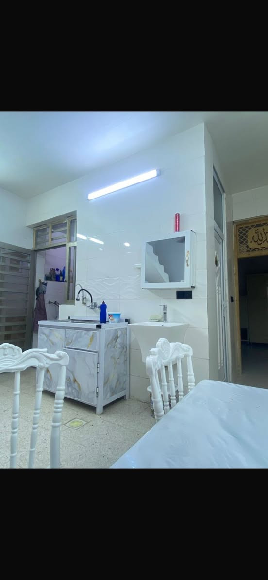 دار للبيع منطقة سكينة 2/11 المساحة 100 واجه 5 نزال 20 طابقين يحتوي على 3 غرف نوم  استقبال وصالة ومطبخ   وصحيات  للاستفسار *********** سند 25 اقرار محكمة
