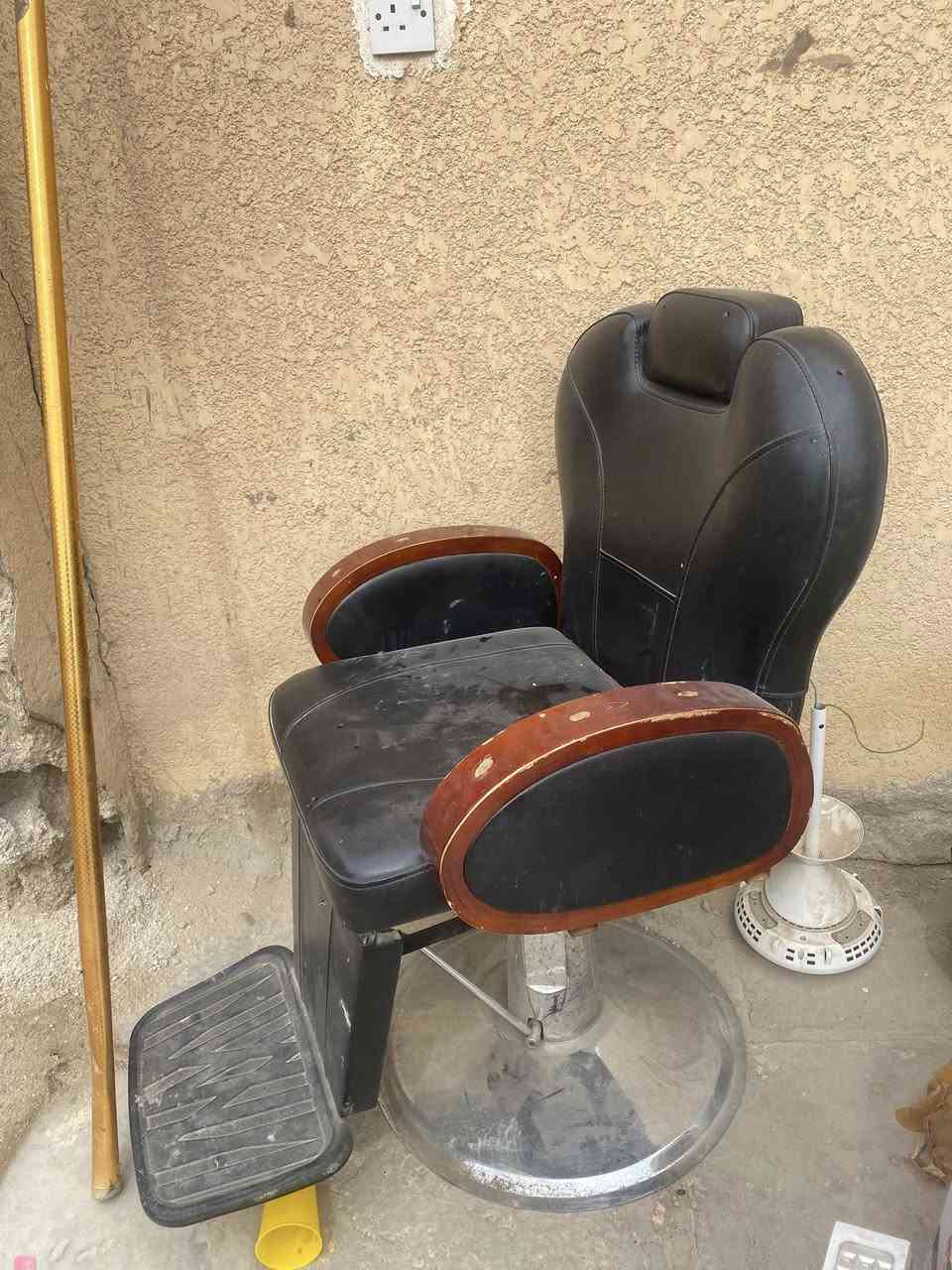 كرسي حلاقه نظيف كلش للبيع قيم وخذه  الرميثه ***********
