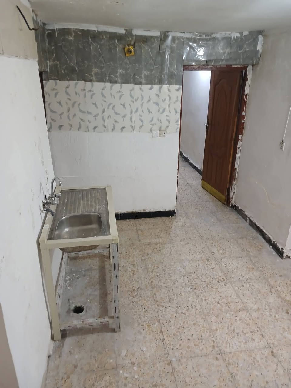 لل يجار بيت مساحه ١٠٠متر طابقين يتكون من كراج مدخلين صاله ومطبخ وخدمات وغرفة نوم وترك وطابق ثاني غرفة نوم وخدمات وبيتونه وسطح نضيف وحلو مكانه شرطه الخامسة يجاره ٤٥٠ لل استفسار اتصل مكتب دارك للعقار ***********
