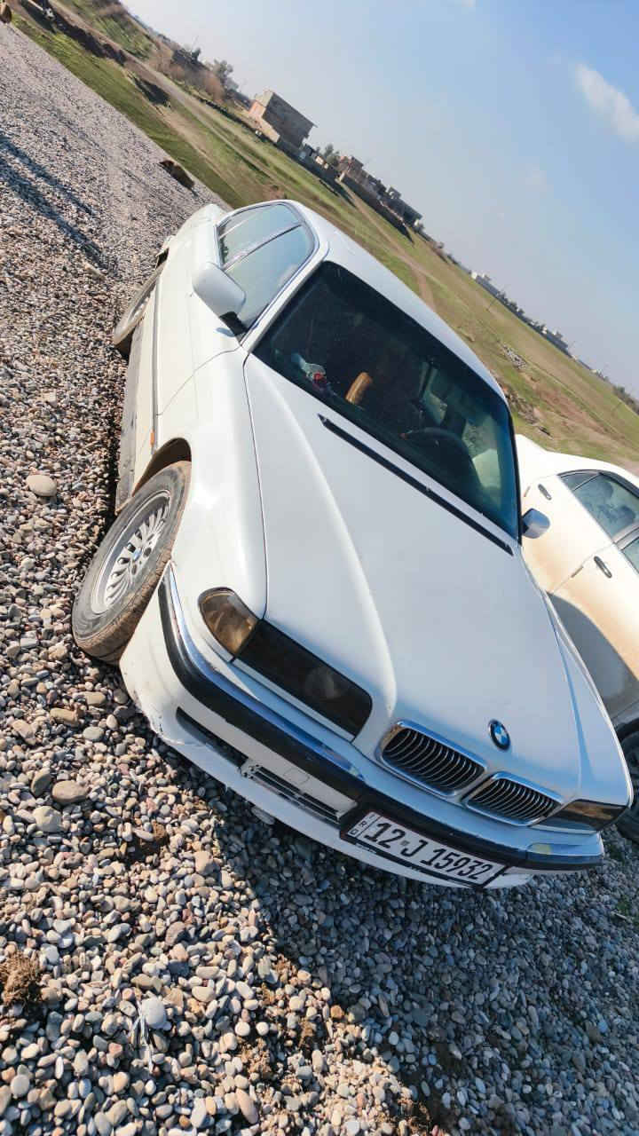 السلام عليكم سيارة كاسحة موديل 95 حجم 730محرك 8 سيارة مابيها صبغ فقط من جهة سايق جاملغ كير ومحرك بحالة جيدة طخم تاير نص عمر طخم جديد غرفة فقط ناقصها ترتيب سعر 50وبيها مجال سنوية باسمي شرط التحويل كابون ماستر😍***********
