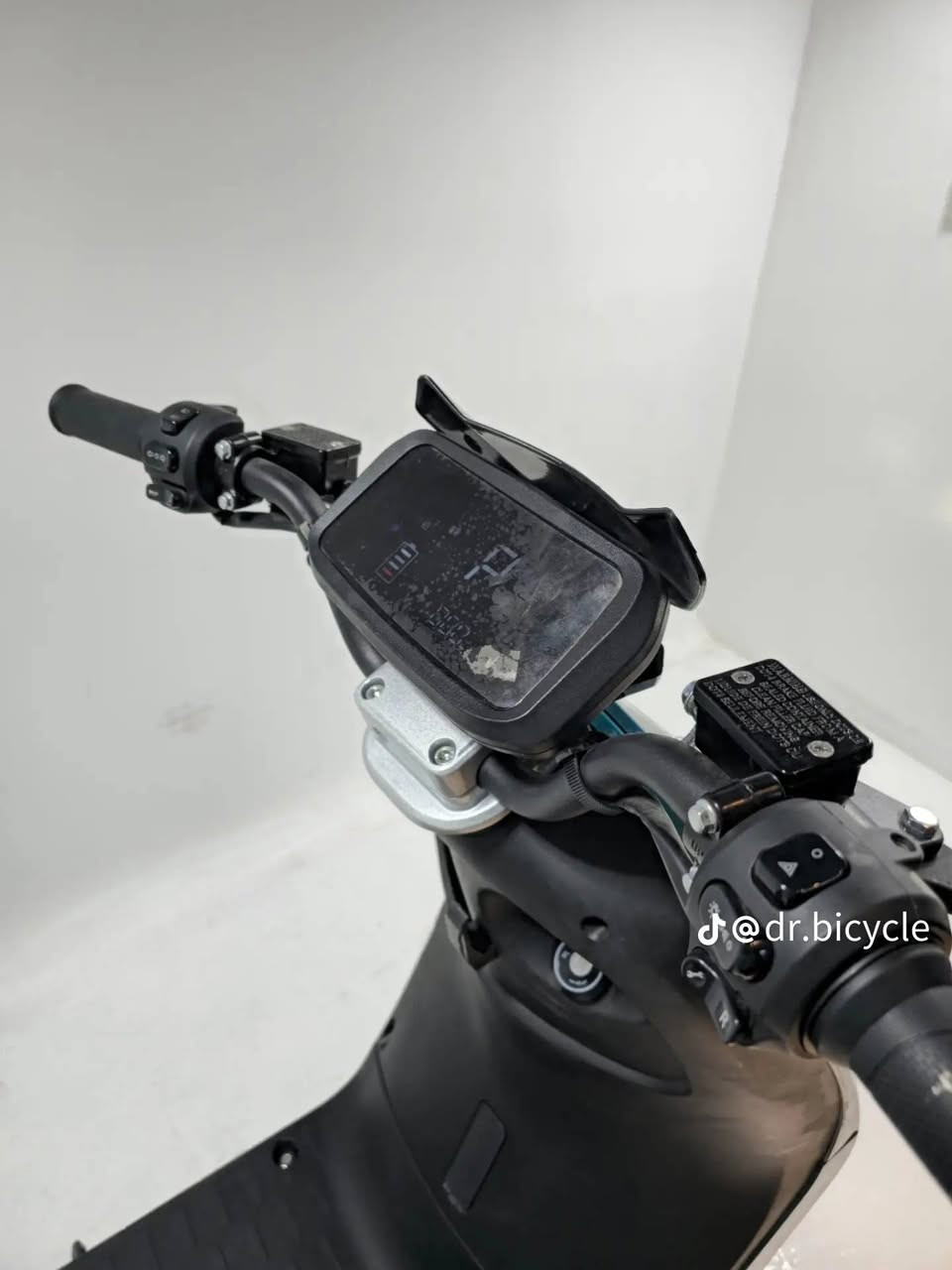 السلام عليكم دراجه شحن للبيع  موديل 2025 مواصفاته اضائه LED ابريك دهن أمامي خلفي دسك  بيهه نظام ABC مانع انزلاق نظام R رجوع للخلف نظامB الدراجه3سرع سرعه الدراجه 85 مع الوزن 75 الدراجه بطارياتهه جديده صار أقل من شهر شادهن بطارياته مسطره 39امبير فيتنامي اتمشيك أكثر من 70كيلو ملف الدراجه 2000حقيقي السعر 800الف للتواصل ***********موجود واتساب العنوان بغداد السيديه
