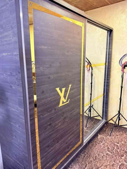 للبيع غرفة نوم لويس فيتون مرتبة ومستخدمة استخدام خفيف، نظيفة كلش وما بيها أي عيوب تذكر.
الخامة فخمة، شكل راقي، وتنسيق مرتب يناسب كل غرفة.

المحتويات:
 • تخت مزدوج
 • دولاب ملابس
 • كومودينات عدد ٢
 • ميز تواليت و مرآة

الحالة: نظيفة – استعمال بسيط
الموقع: بغداد حي الجامعة
السعر: 450 الف وبيهة مجال 
الاستفسار : ***********
