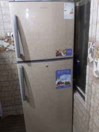 ثلاجة • نضيفه • استعمال قليل