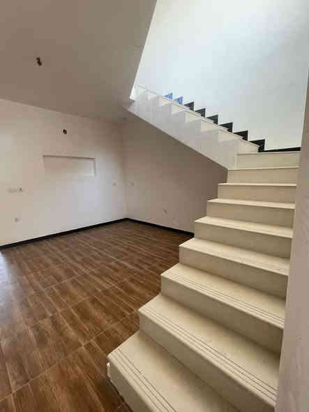 السلام عليكم دار للإيجار بناء حديث نظيف جداً 100 متر طابق ثاني 
يحتوي غرفة نوم، صالة داخلية ، مطبخ ، صحيات ، بلكونة ، بيتوتة وسطح منفصل عدد 2 
المطلوب : عائلة صغيرة حصراً 
نعتذر من الطلاب والموظفين فقط عوائل 
العنوان الدورة ابو طيارة، زراعي شركة المراعي 
للاستفسار واتس أب ***********
