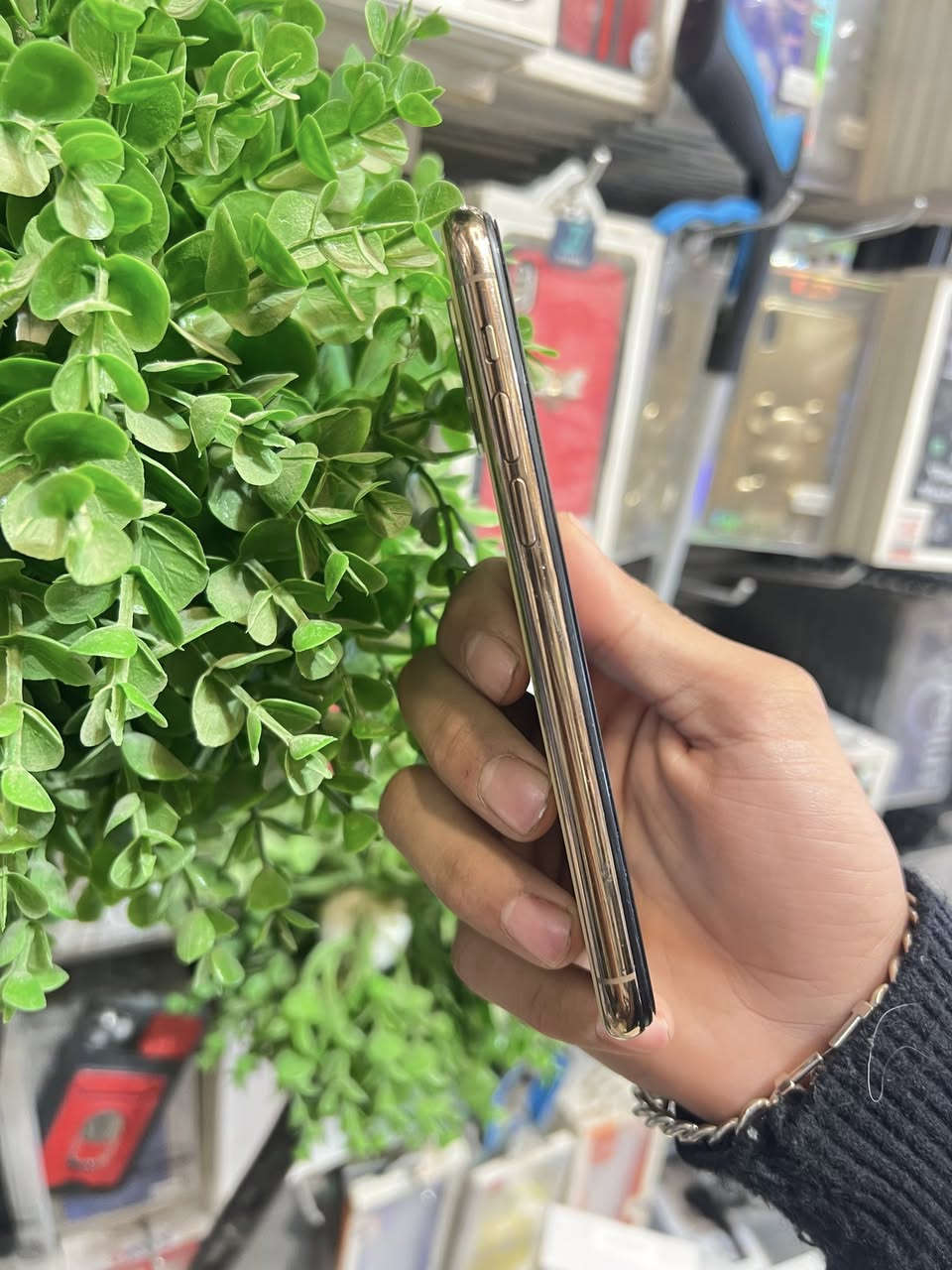 ايفون 11برو ذهبي
نضيف كلش نصافة٩٩بالمية 
اي شخوط مابي نضيف شغال بالكامل اي خلل مابي 
❗️مبدل شاشة اصلية اصلية ثلاث خيارات
❗️ومبدل بطارية اصلية تقرى نسبة ١٠٠ 🔋 
         ذاكرة ٦٤ ❗️
مع غراضة الاصلية كاملة كيبل وشاحنة وكارتونة 
السعر:٢٠٠ الف مكاني بغداد


**إذا كنت صاحب هذا الإعلان وتريد حذفه لأي سبب، رجاءا أرسل رسالة إلى الدعم الفني**