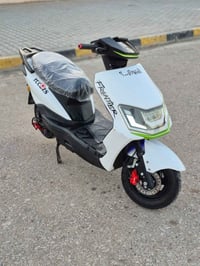 دراجة سكنز شحن موديل2024 لون ابيض سرعة85 حقيقي شرط الدراجة5 بطاريات دب...