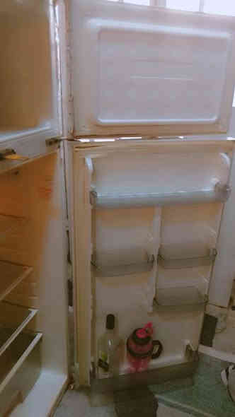 السلام عليكم عندي ثلاجة للبيع تبريد لفريزر شغال وتبريد الثلاجة الجوةشغال نظيفة مابيها اي عطل 
الرقم ***********
