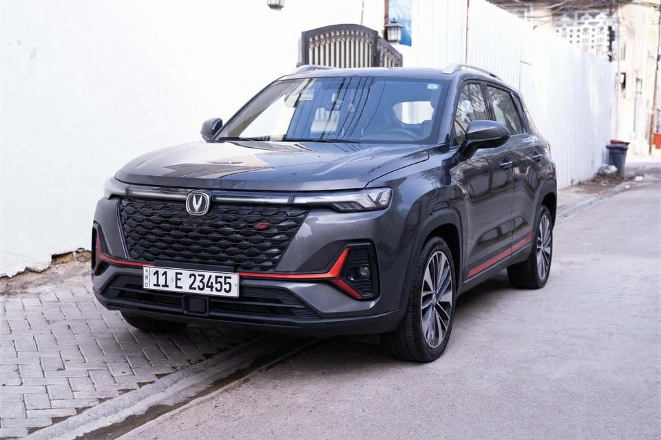 شانجان CS35 بلس 2023 للبيع
سيارة عائلية حديثة بتصميم عصري وتجهيزات ممتازة، استعمال نظيف جدًا وجاهزة للاستخدام.

⸻

المواصفات الأساسية
 • الموديل: 2023
 • المحرك: 1.6 لتر – 4 سلندر
 • القوة: حوالي 128 حصان
 • ناقل الحركة: أوتوماتيك
 • نظام الدفع: أمامي (FWD)
 • استهلاك الوقود: اقتصادي (حوالي 6–7 لتر/100كم)

⸻

التجهيزات الداخلية
 • شاشة وسطية كبيرة تعمل باللمس
 • شاشة عدادات رقمية
 • نظام بلوتوث وUSB
 • مكيف هواء قوي
 • تشغيل بصمة (حسب الفئة)
 • مقاعد مريحة بتصميم عصري
 • تحكم من المقود

⸻

أنظمة الأمان
 • وسائد هوائية أمامية
 • نظام ABS مانع الانغلاق
 • نظام الثبات الإلكتروني ESP
 • كاميرا خلفية
 • حساسات خلفية
 • نظام مراقبة ضغط الإطارات

⸻

حالة السيارة
 • استعمال شخصي
 • نظيفة جدًا من الداخل والخارج
 • لا تحتاج أي مصروف

💰 السعر المطلوب: 23 مليون دينار
(قابل للتفاوض للجادين)

📞 للاستفسار: ***********
