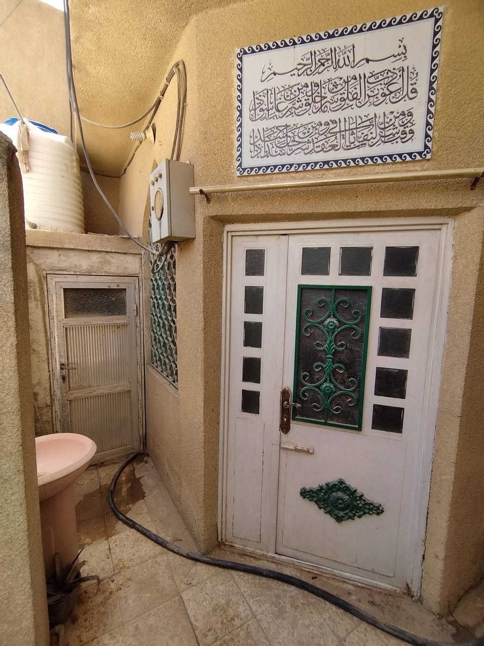 سلام عليكم
بيت للبيع في كربلاء المقدسة 
الحر / حي سومر قرب البوبيات
المساحة 100 متر 
الواجها 5 و النزال 20
يتكون من استقبال _ مطبخ _ صالة غرفة نوم + 2 حمام وتواليت _ منور _ خلفية
للاستفسار تواصل مع صاحب الدار
***********
