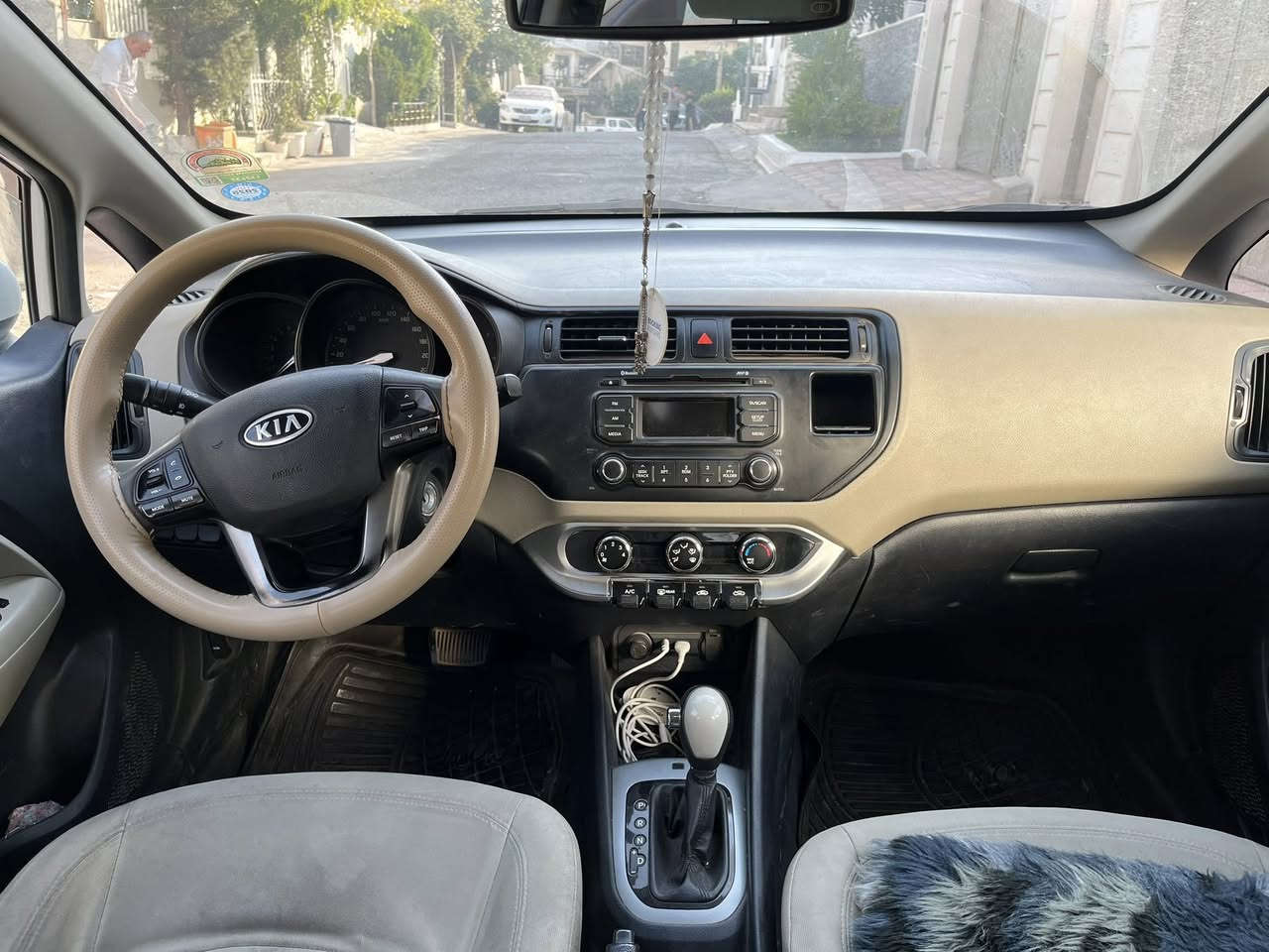Kia ryo 2012
سلام علیکم

کیا ڕیۆ ٢٠١٢ 

دوو پارچە بۆیاخ - قطعتان من الطلاء

بێ ناوگرتن - بدون تسمية

چوار جام کارەبا - كهرباء فور تشام

شاشە سوور - شاشة حمراء

گێڕ ئۆتۆماتیک - گیر اوتوماتیک

سەنەوی تا ٢٠٣٠ تازەیە - سناوی حتی عام ٢٠٣٠ إنە جدید

مەکینە گەورە ١.٦ - محرک کبیر

***********
شوێنم سلێمانیە - مکان سلیمانیة 

واتس ئەپ و تیلیگرام و ڤایبەری لەسەرە - يحتوي على واتساب وتليجرام وفايبر

بۆ زانیاری زیاتر پەیوەندی بکەن یاخود نامە بنێرن - اتصل بنا أو أرسل رسالة لمزيد من المعلومات
