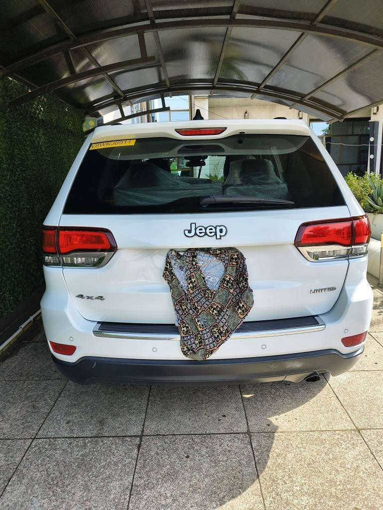 السلام عليكم 
#جيب كراند شيروكي 2020 ابيض ملكي 
#المواصفات
كشن سايق كهرباء 
كامره دواره 
ادبتذ كروز كونترول 
4×4 متصل 
محرك 3600 
مود درايف سبورت درايف 
ممشى السياره 34000 الف كيلو السياره اني مستوردها و ما طالعه غير بس مرتين من السيديه للمنصور و بدون اي نصرف و كفاالته برقبتي لان بانزين امريكا بعده بيها و كلشي بيها كامل مكمل 
#حادث السياره 
فقط باب الجنطه الخلفي و الدعاميه و بدون اي ايربالك و تم استبدالهم بنفس اللون 
# السعر 32 الف دولار يعني 320 ورقه رقم السياره بغداد مكانها السيديه
للاستفسار *********** بغداد, العراق
